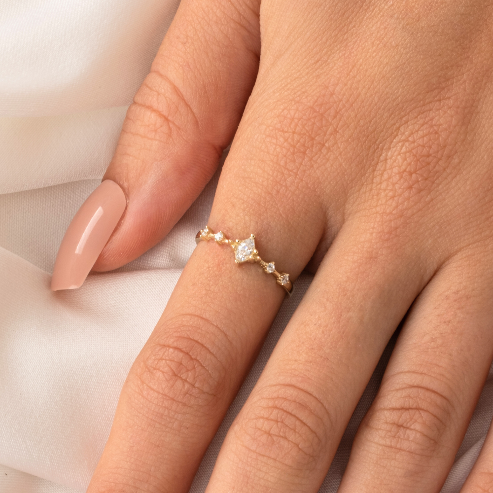 FasekGoldYÜZÜKLERAltın Yüzük - 14 Ayar Altın Fantezi Mekik Swarovski Taşlı Minimal Altın Yüzük - Eşe, Sevgiliye Yüzük