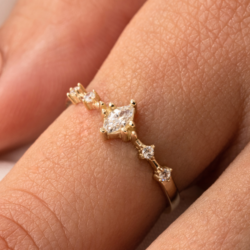FasekGoldYÜZÜKLERAltın Yüzük - 14 Ayar Altın Fantezi Mekik Swarovski Taşlı Minimal Altın Yüzük - Eşe, Sevgiliye Yüzük