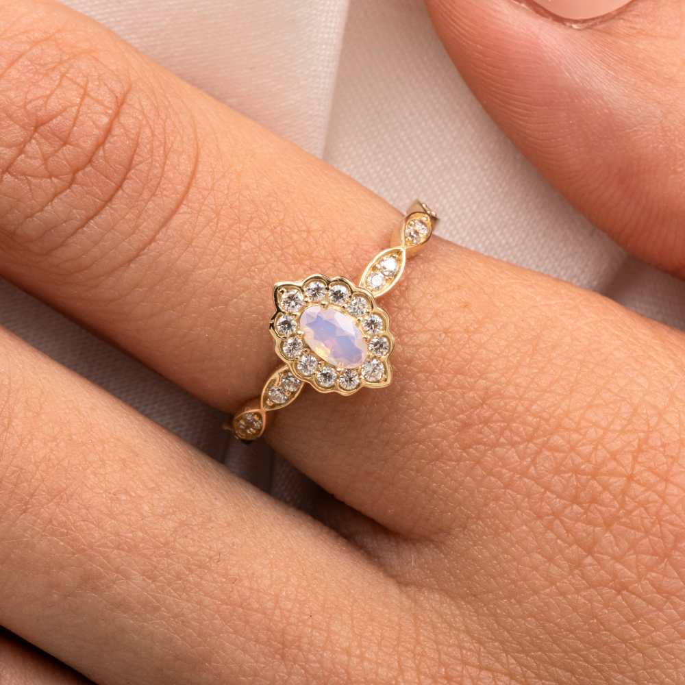 FasekGoldGÜMÜŞGümüş Yüzük - Oval Pembe Kuvars Taşlı Yanları Zirkon Taşlarla Süslemeli 925 Ayar Gümüş Kadın Yüzük