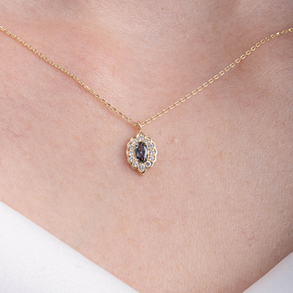FasekGoldKOLYELEROval Mistik Topaz Taşlı Yanları Zirkon Taşla Süslenmiş Modern Tasarım 14 Ayar Altın Kolye
