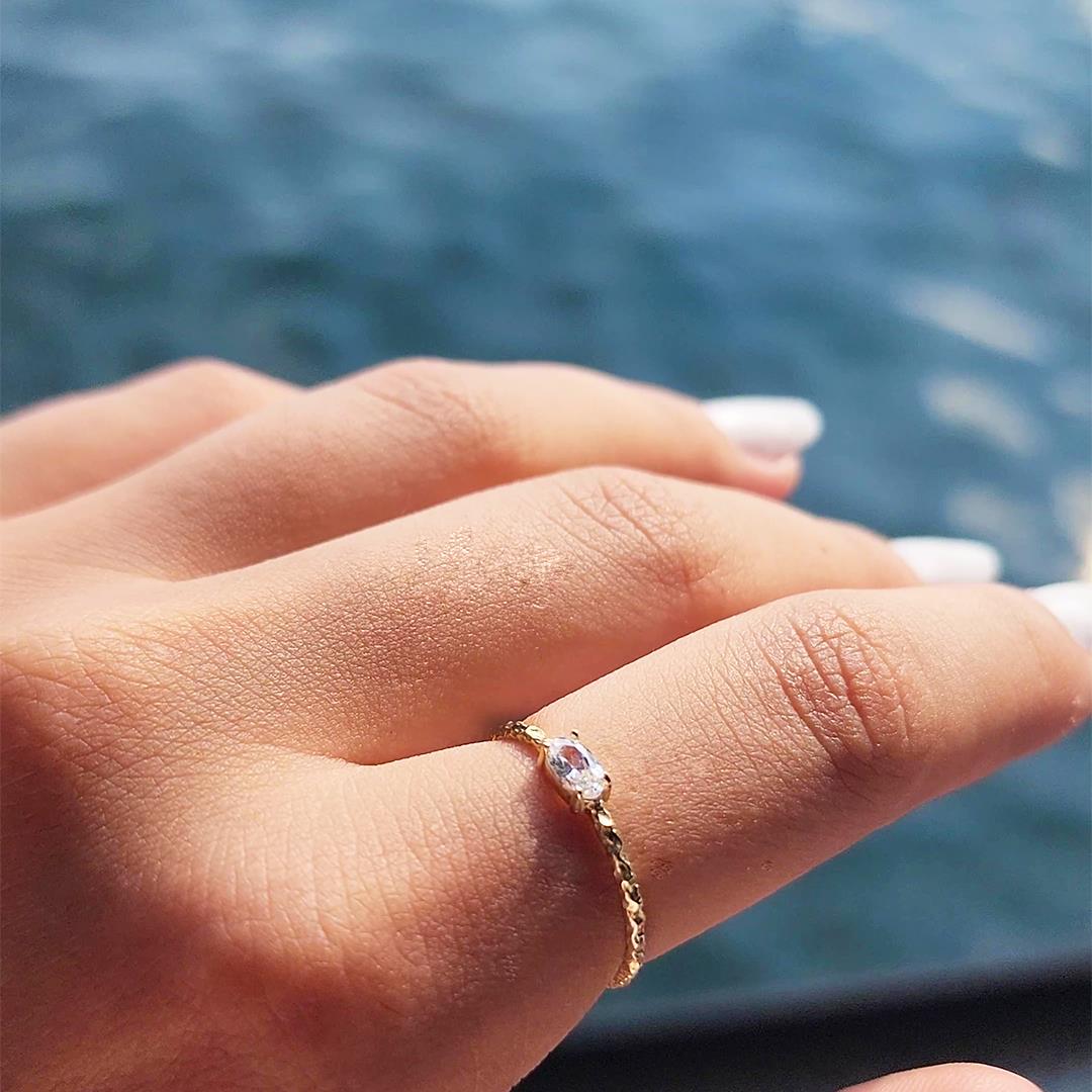 FasekGoldYÜZÜKLERTektaş Altın Yüzük - 14 Ayar Altın Dövme Oval Swarovski Taşlı Minimal Eskitme Tek Taş Yüzük