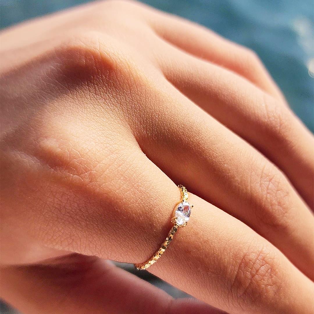 FasekGoldYÜZÜKLERTektaş Altın Yüzük - 14 Ayar Altın Dövme Oval Swarovski Taşlı Minimal Eskitme Tek Taş Yüzük