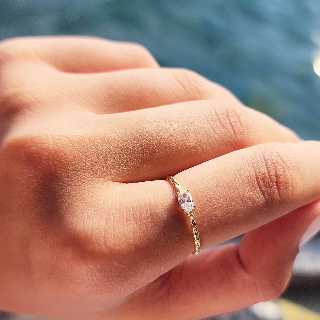 FasekGoldYÜZÜKLERTektaş Altın Yüzük - 14 Ayar Altın Dövme Oval Swarovski Taşlı Minimal Eskitme Tek Taş Yüzük