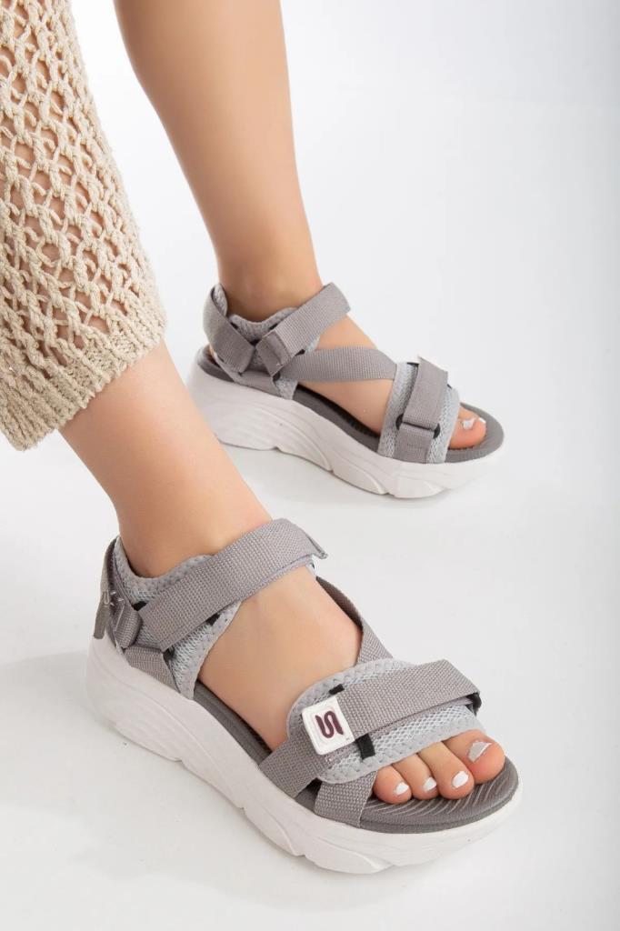 Rahat ve Hafif Tabanlı 3 Cırtlı Kadın Sandalet 