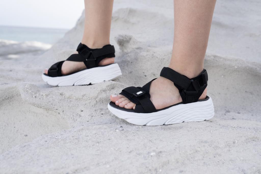 Rahat ve Hafif Tabanlı 3 Cırtlı Kadın Sandalet 