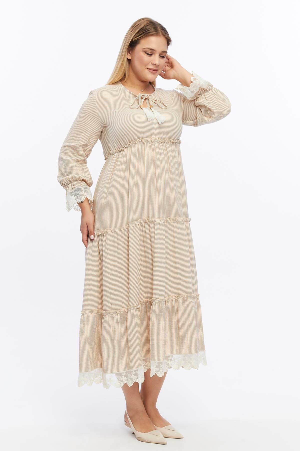 Çizgili Müslin Dantel Detaylı Elbise Bej