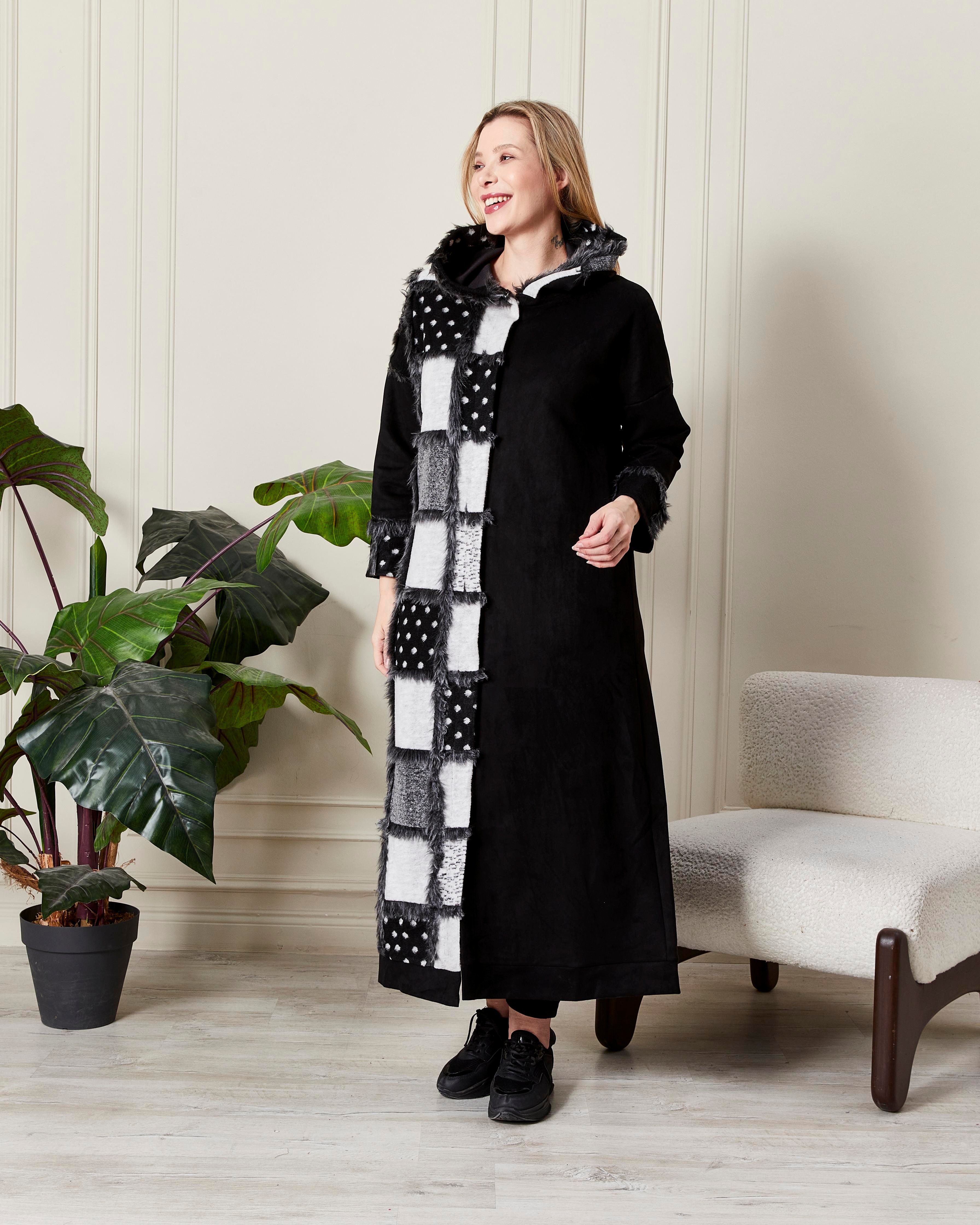 Kapüşonlu Kürk Detaylı Uzun Kaban Siyah-Beyaz