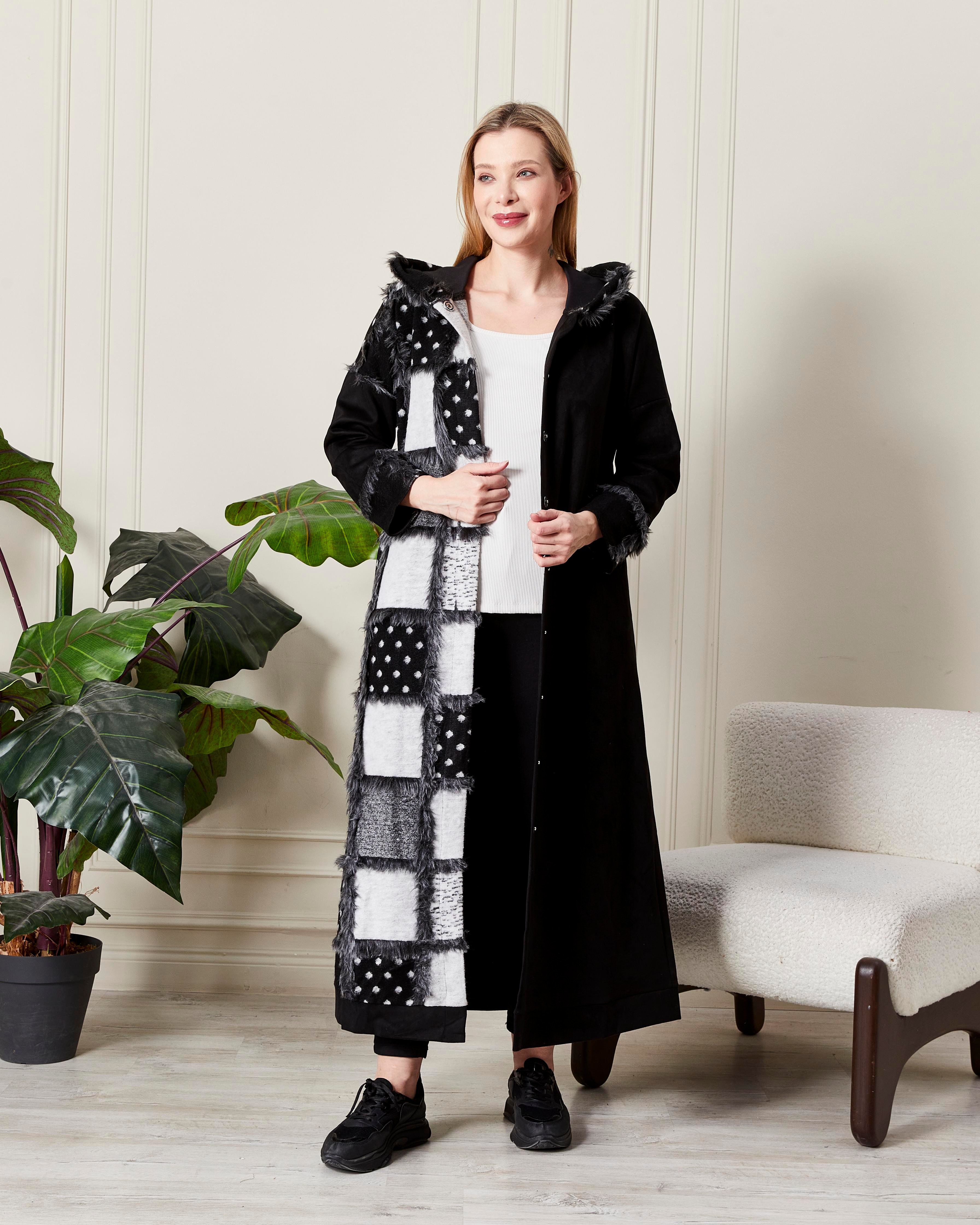 Kapüşonlu Kürk Detaylı Uzun Kaban Siyah-Beyaz