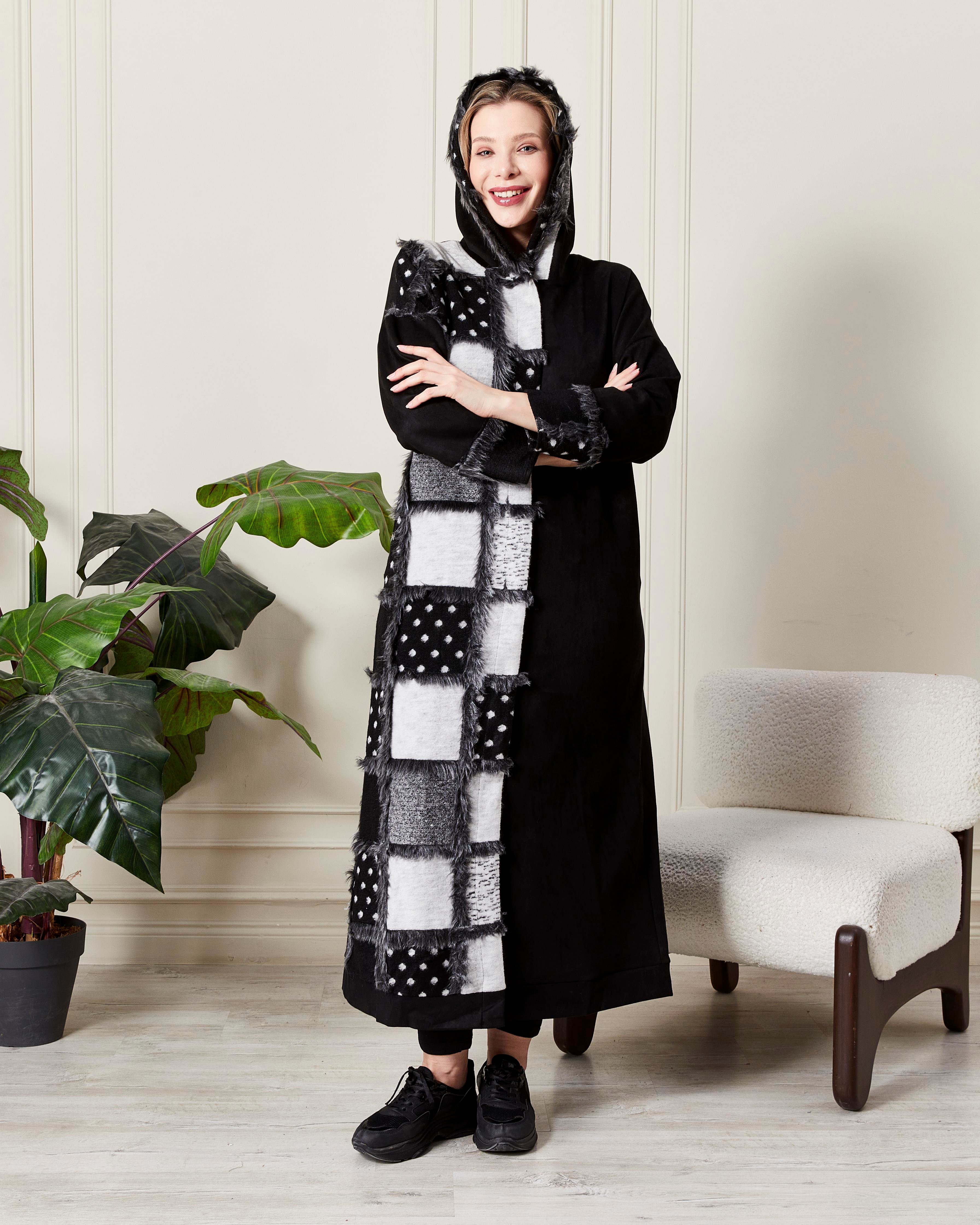 Kapüşonlu Kürk Detaylı Uzun Kaban Siyah-Beyaz