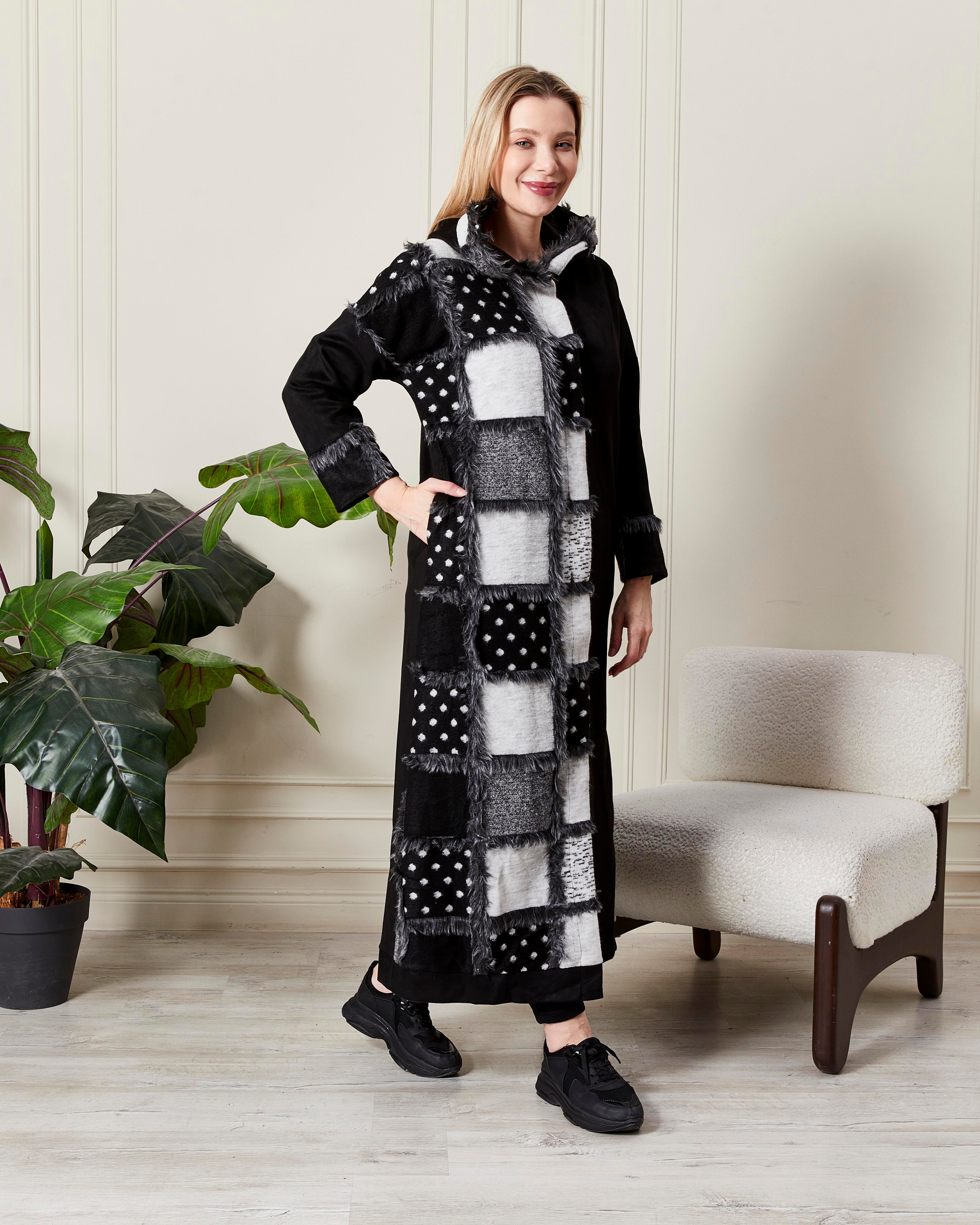 Kapüşonlu Kürk Detaylı Uzun Kaban Siyah-Beyaz