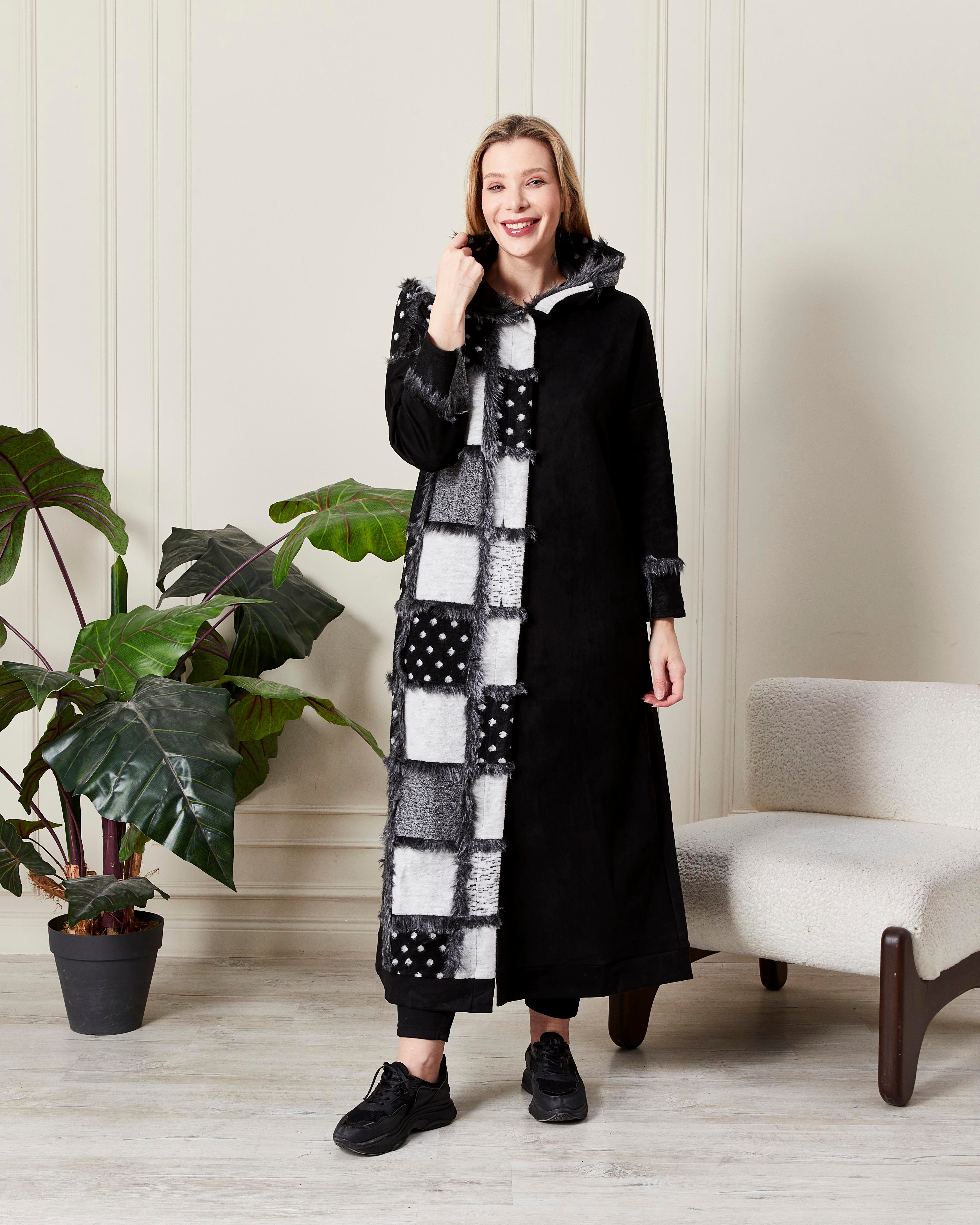 Kapüşonlu Kürk Detaylı Uzun Kaban Siyah-Beyaz