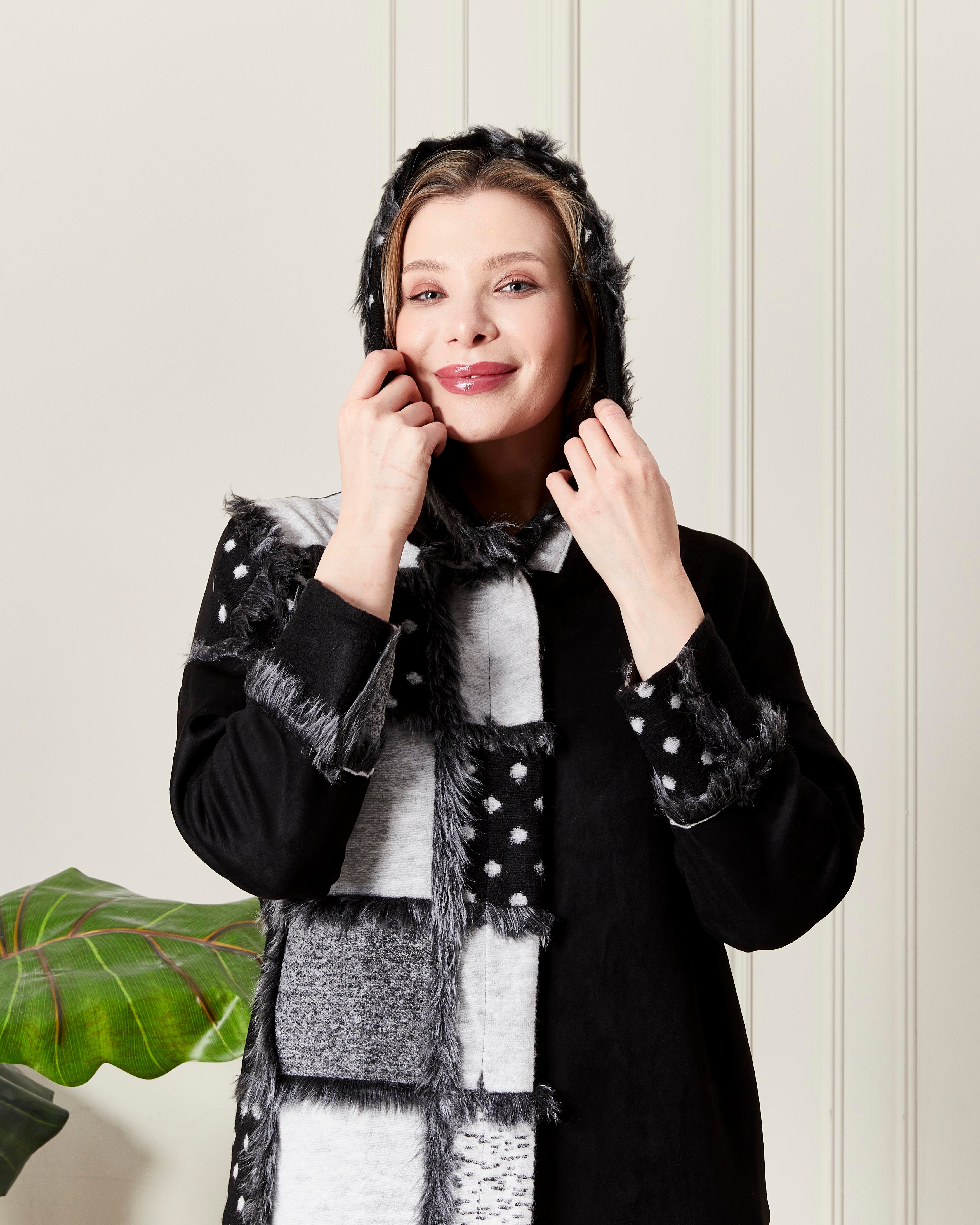 Kapüşonlu Kürk Detaylı Uzun Kaban Siyah-Beyaz