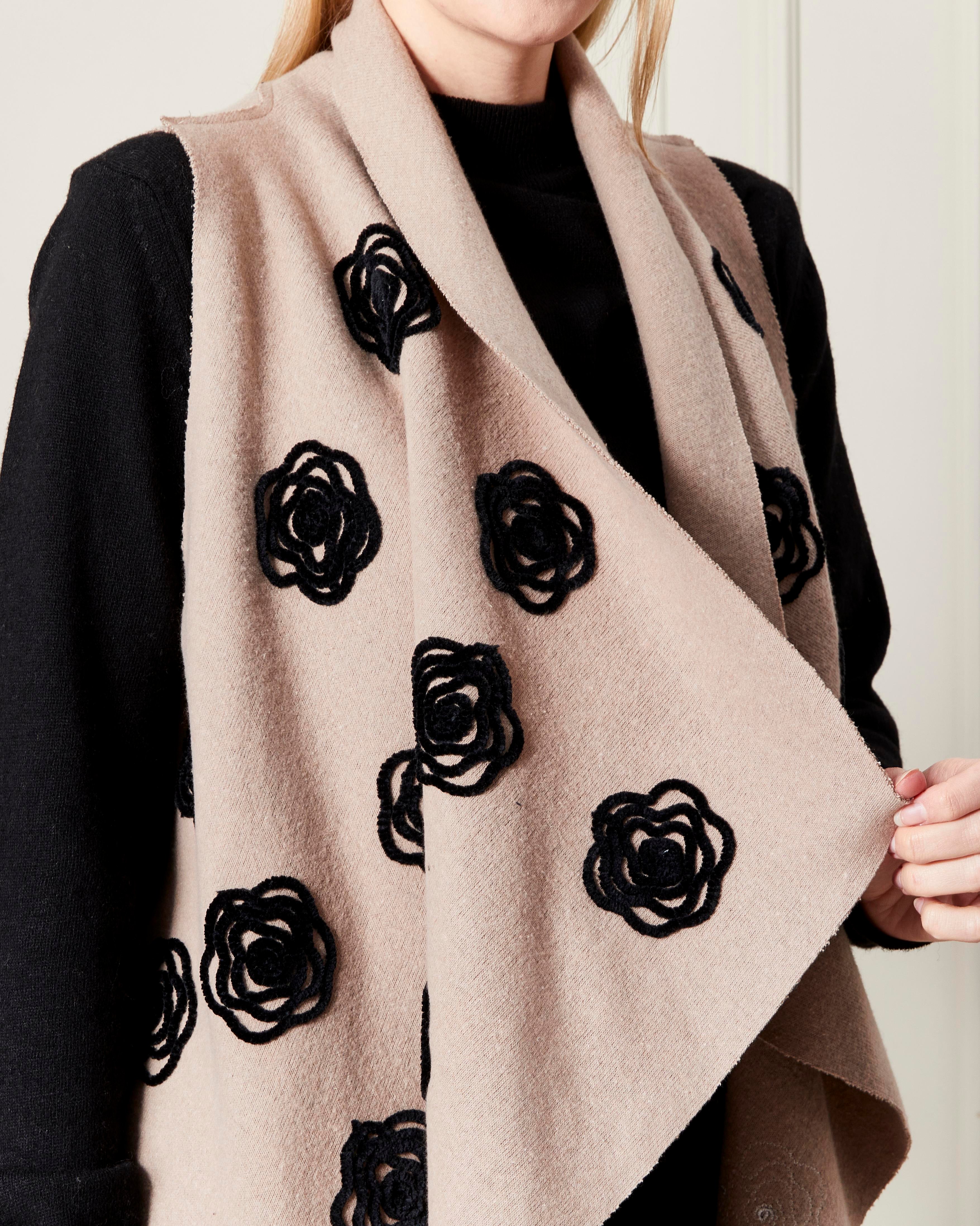 Nakış Detaylı Şal Yaka Uzun Yelek Krem