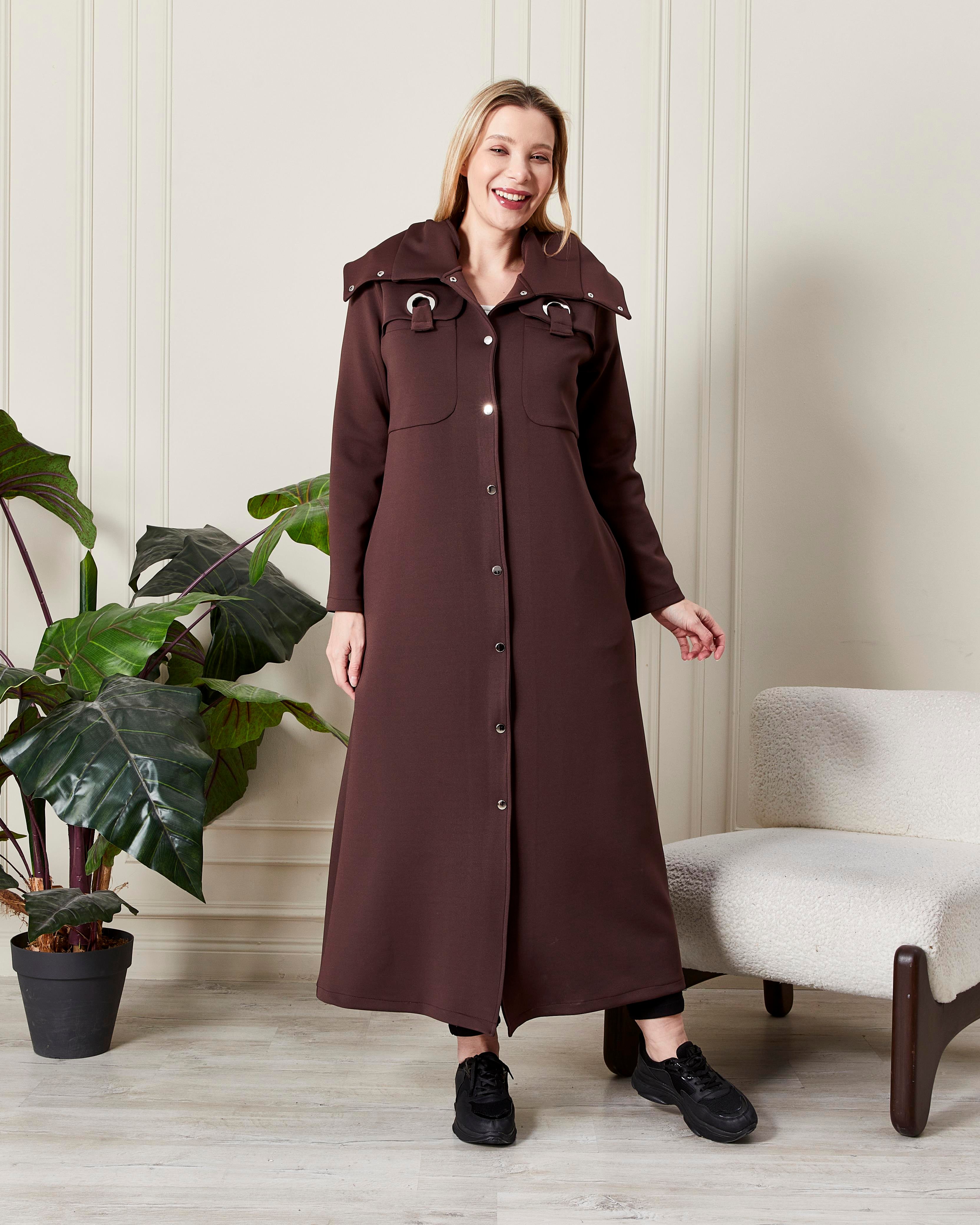 Şık Yakalı Kapüşonlu Düğmeli Uzun Kaban Kahverengi