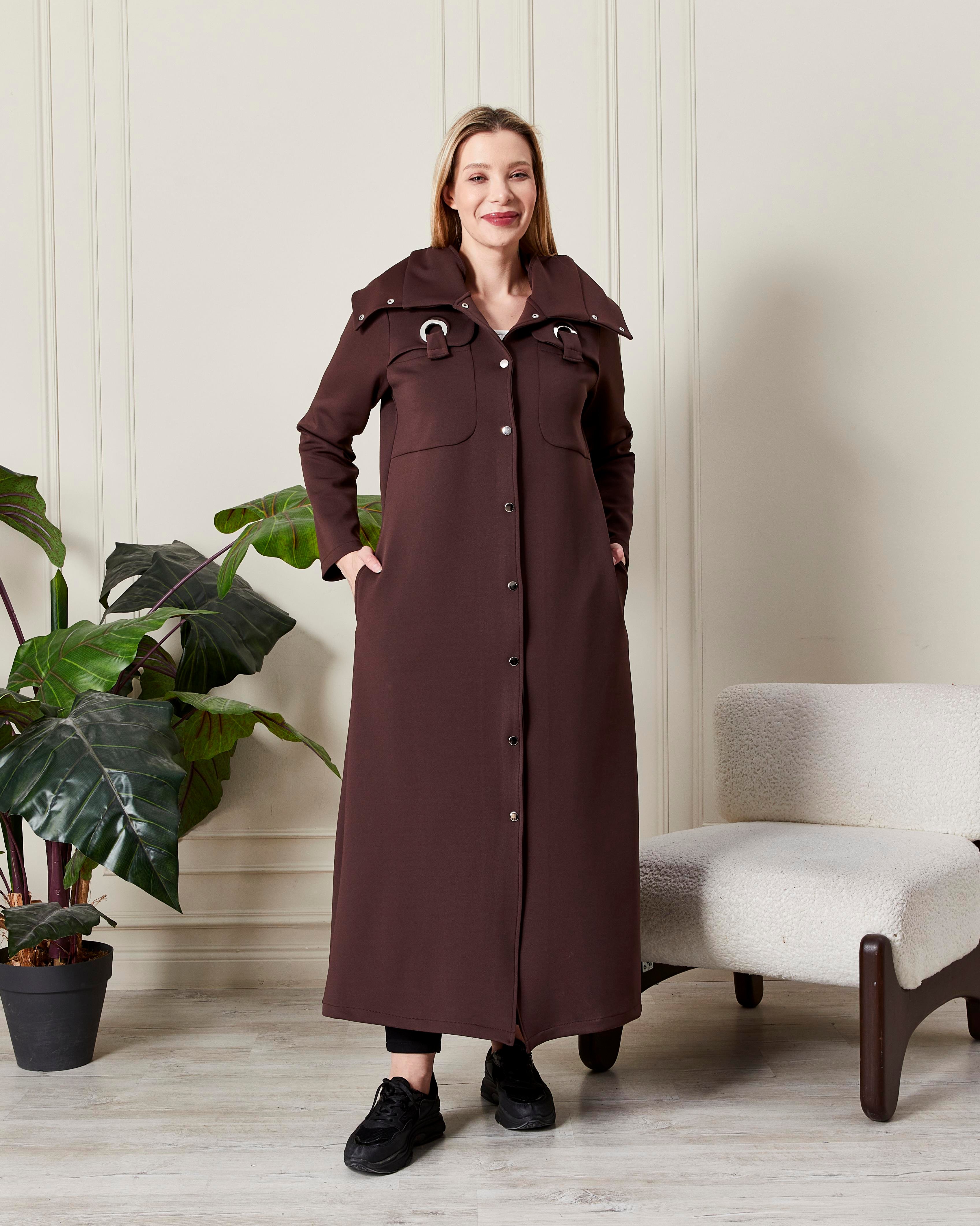 Şık Yakalı Kapüşonlu Düğmeli Uzun Kaban Kahverengi