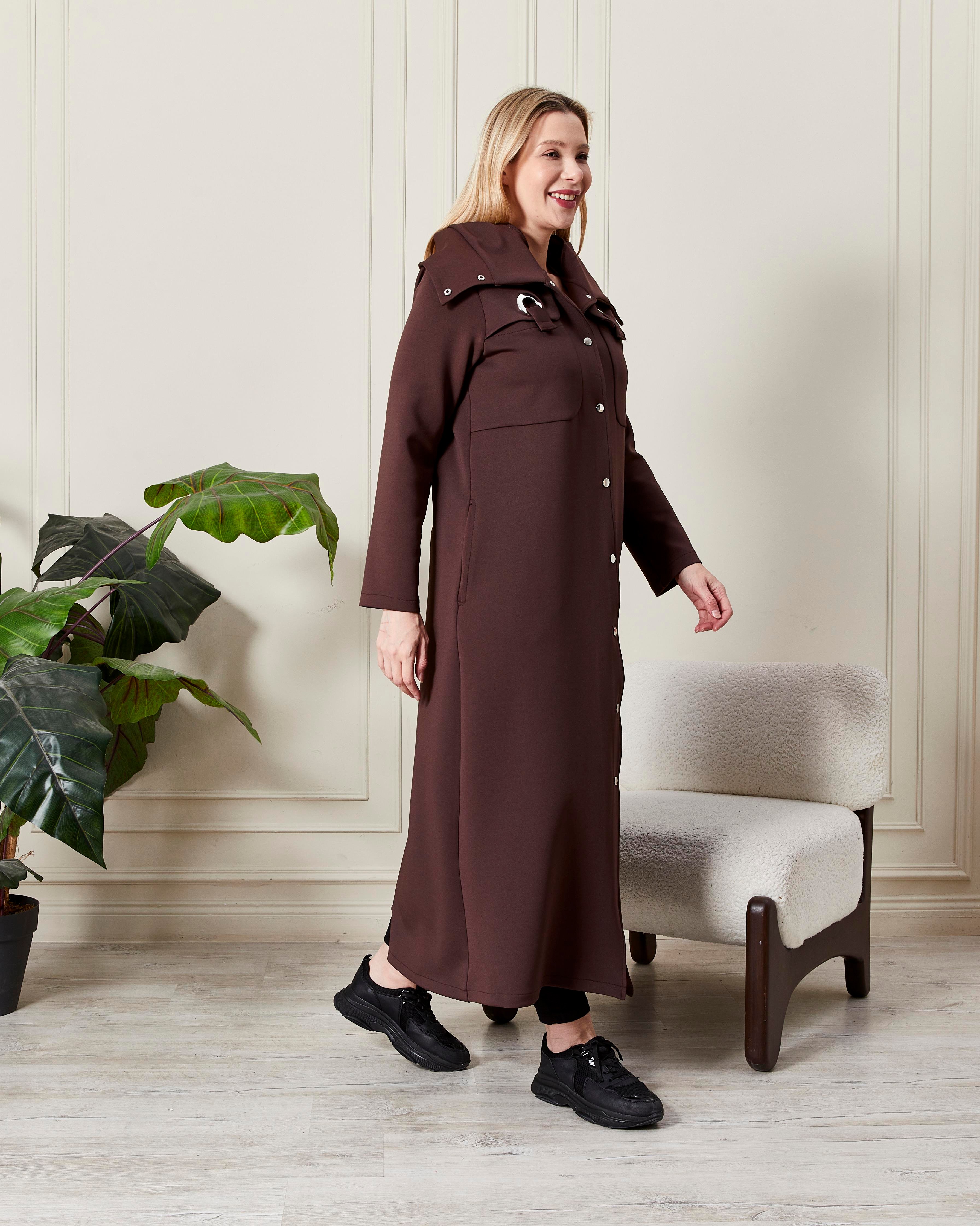 Şık Yakalı Kapüşonlu Düğmeli Uzun Kaban Kahverengi