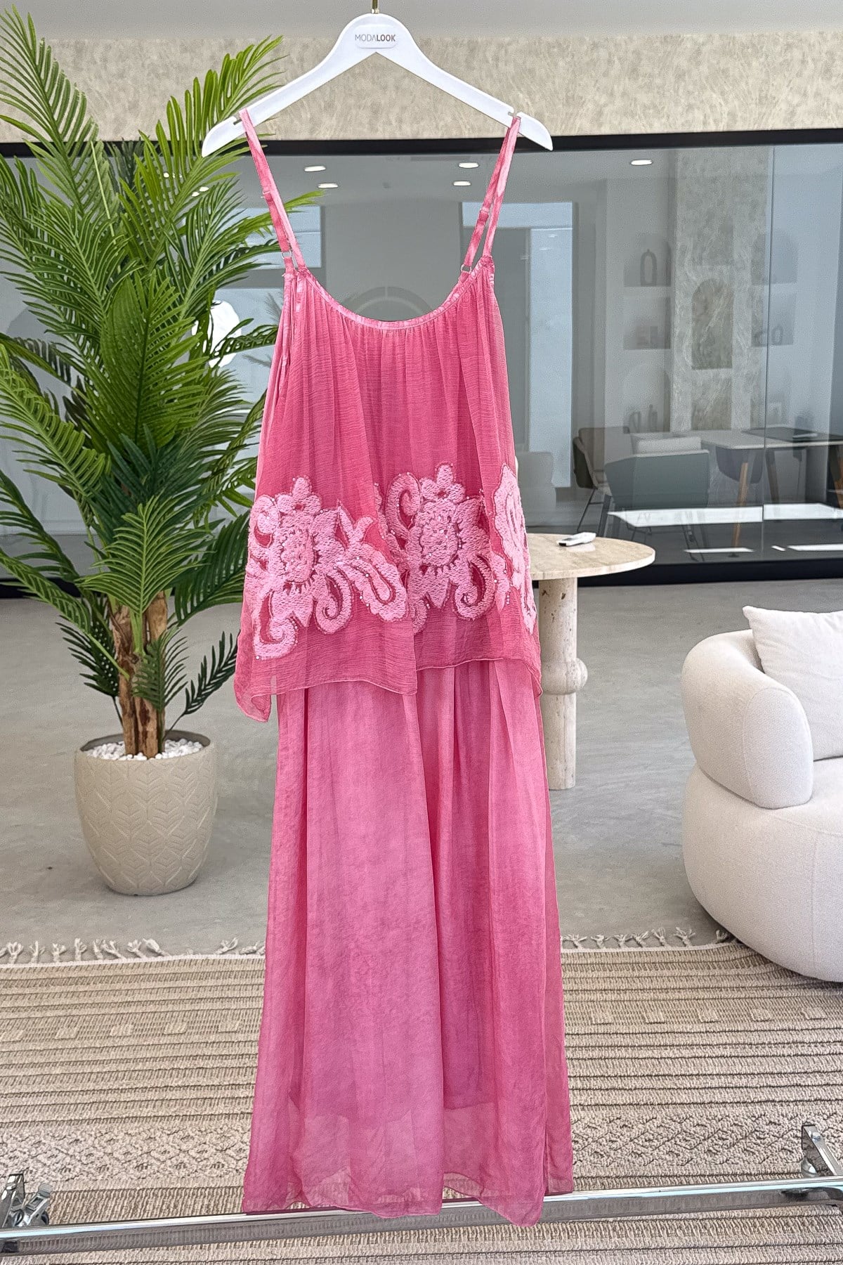 Çiçek Kabartmalı Taşlanmış Askılı İpek Elbise Pembe RenkELBİSE