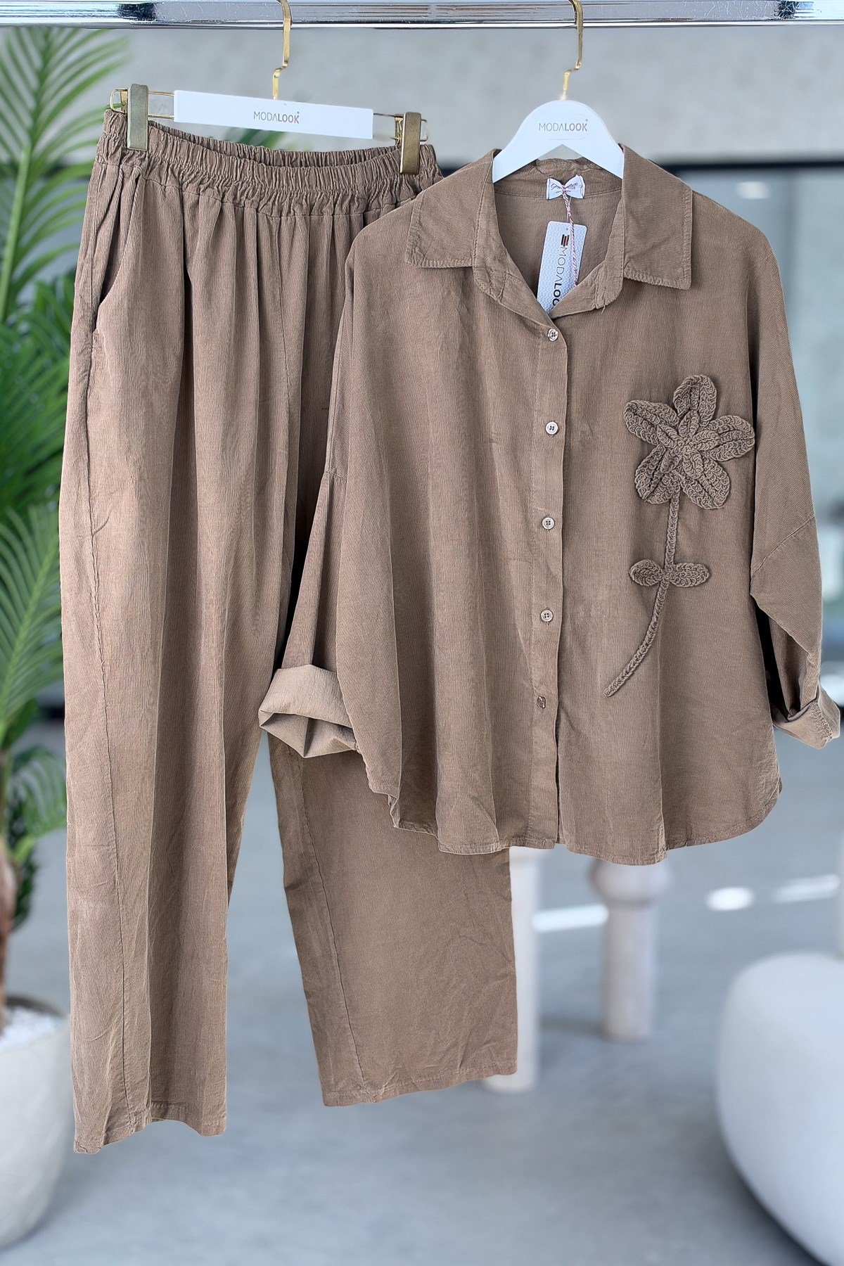Çiçek Nakış Detaylı Gömlek Ve Pantolon Alt Üst Kadife Takım Camel RenkALT ÜST TAKIM