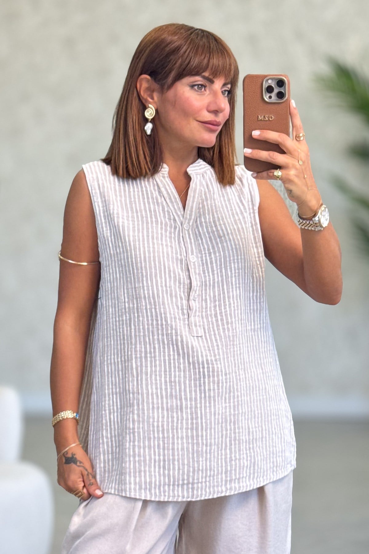 Dikine Çizgili Hakim Yaka 3 Düğmeli Pamuklu Kolsuz Gömlek Bej RenkGÖMLEK