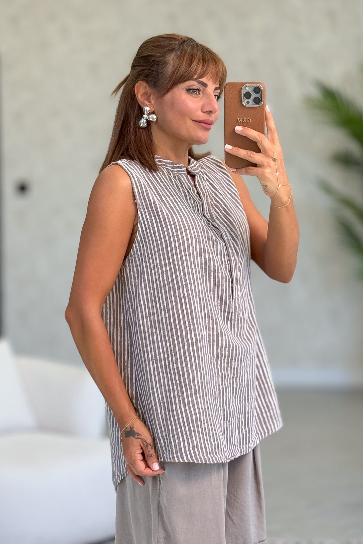Dikine Çizgili Hakim Yaka 3 Düğmeli Pamuklu Kolsuz Gömlek Vizon RenkGÖMLEK