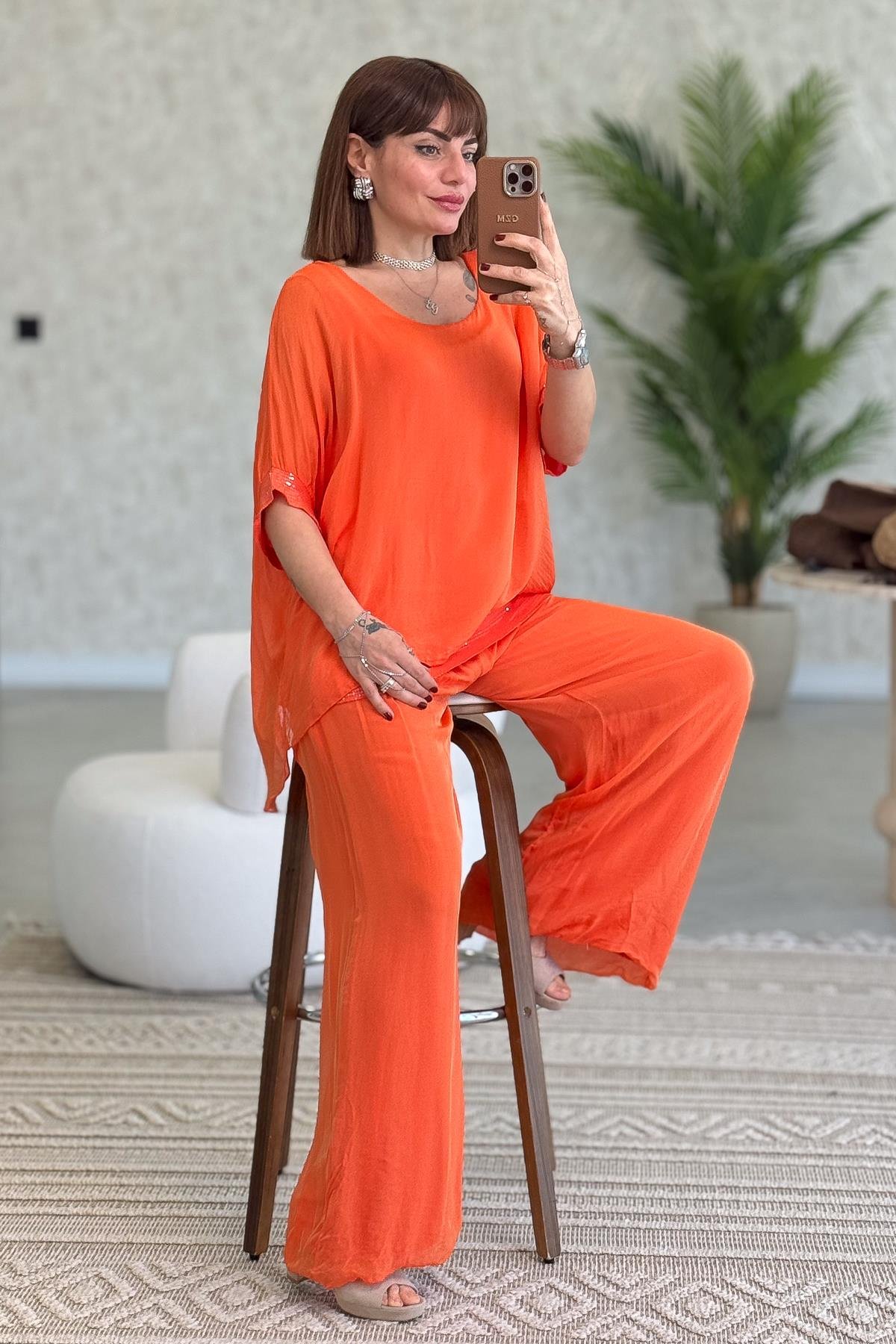 Etek Ucu Ve Kolları Pullu İpek Bluz Turuncu RenkBLUZ