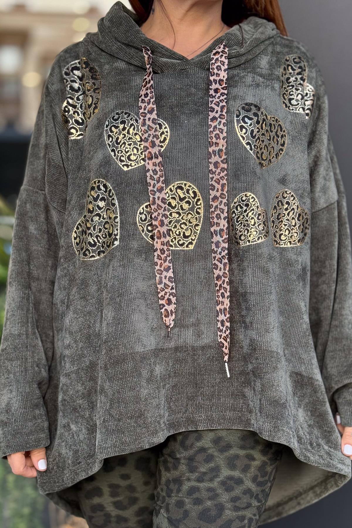 Gold Leopar Ve Kalp Baskılı Kapüşonlu Kadife Sweat Haki RenkBLUZ