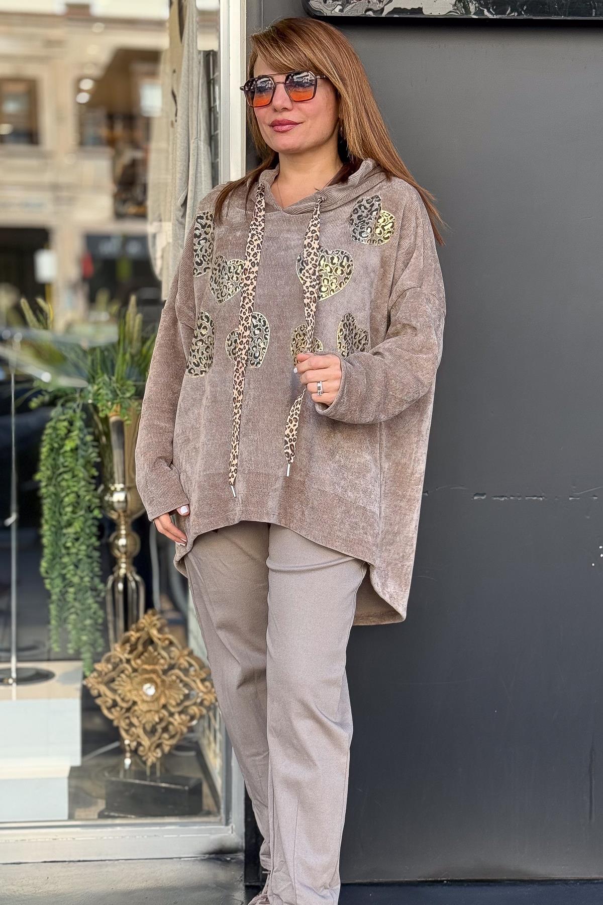 Gold Leopar Ve Kalp Baskılı Kapüşonlu Kadife Sweat Açık Vizon RenkBLUZ