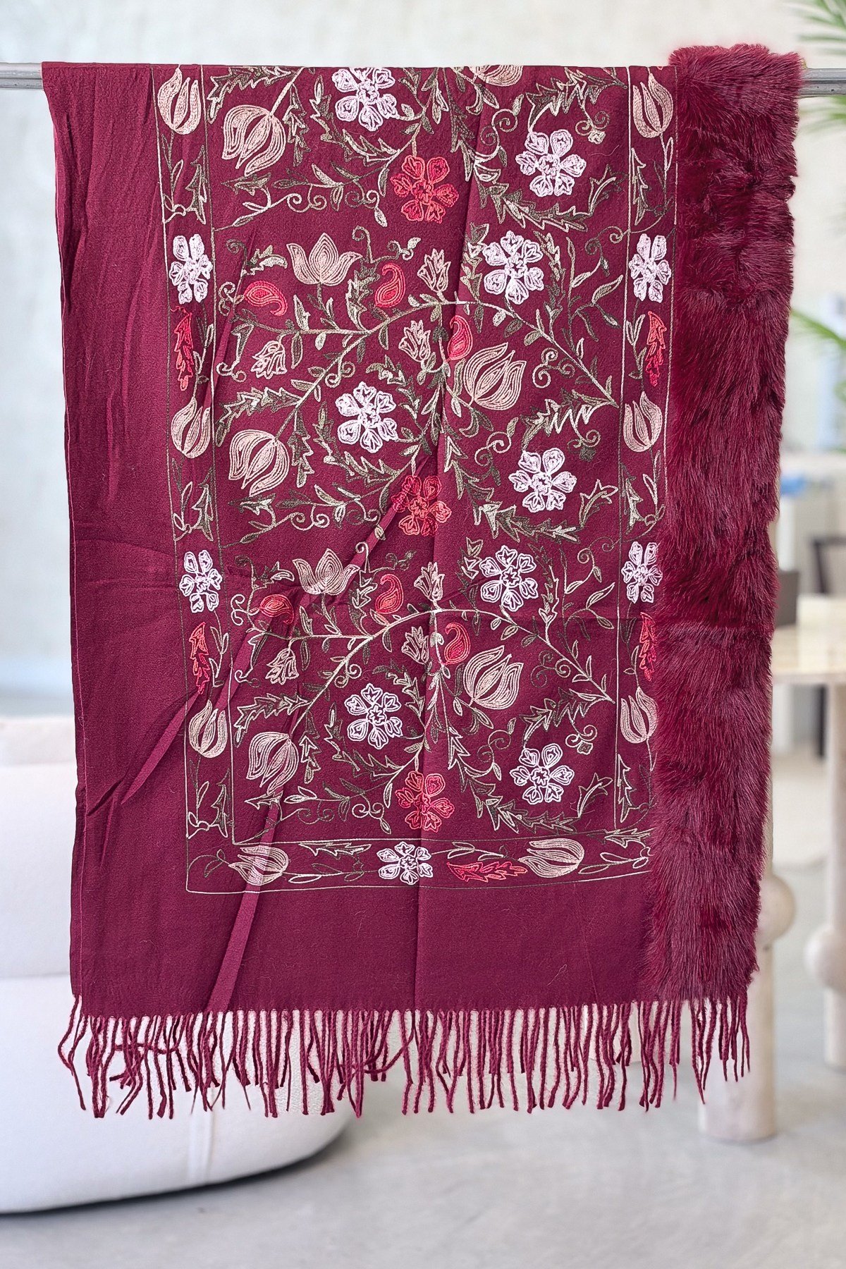 Lale Desen Nakış İşlemeli Kürklü Şal Bordo RenkŞAL & FULAR