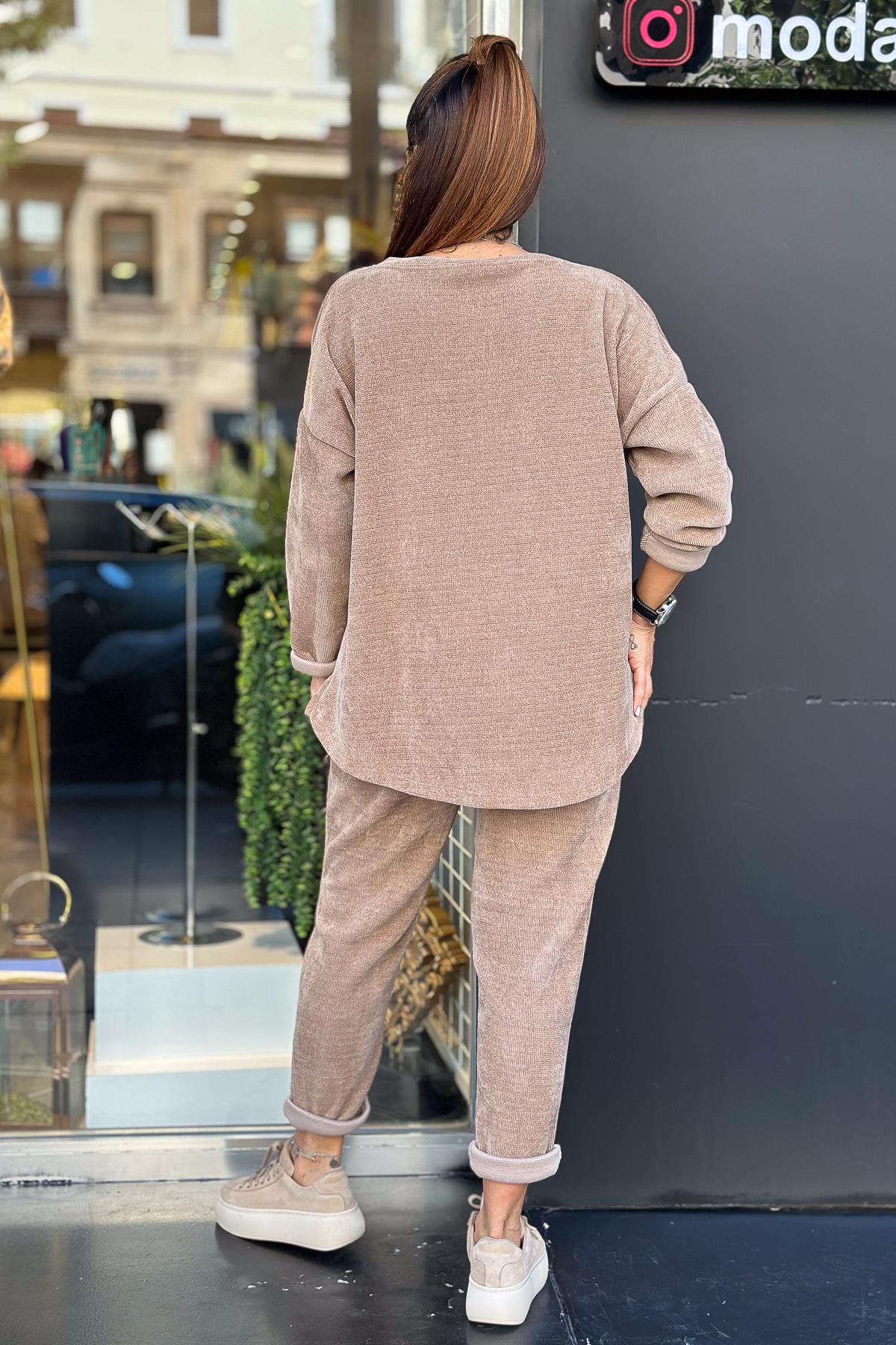 Leopar Desenli Yuvarlak Yaka Kadife Sweet Camel RenkBLUZ