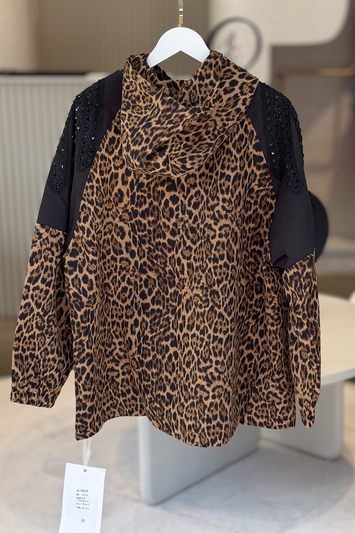 Omuzları Boncuklu Leopar Desen Kapüşonlu Trenç Camel RenkCEKET