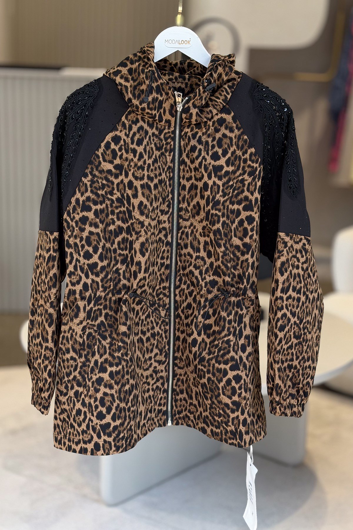 Omuzları Boncuklu Leopar Desen Kapüşonlu Trenç Camel RenkCEKET