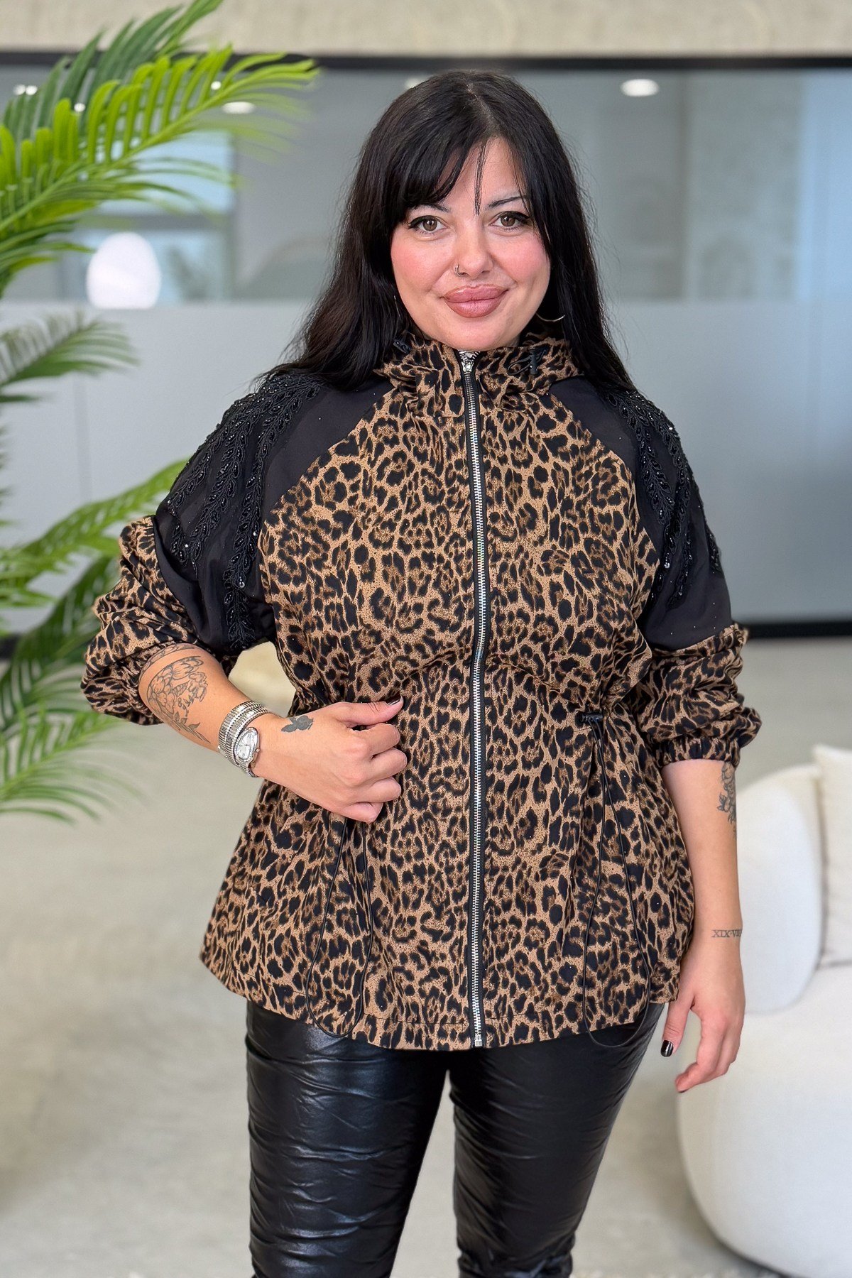 Omuzları Boncuklu Leopar Desen Kapüşonlu Trenç Camel RenkCEKET