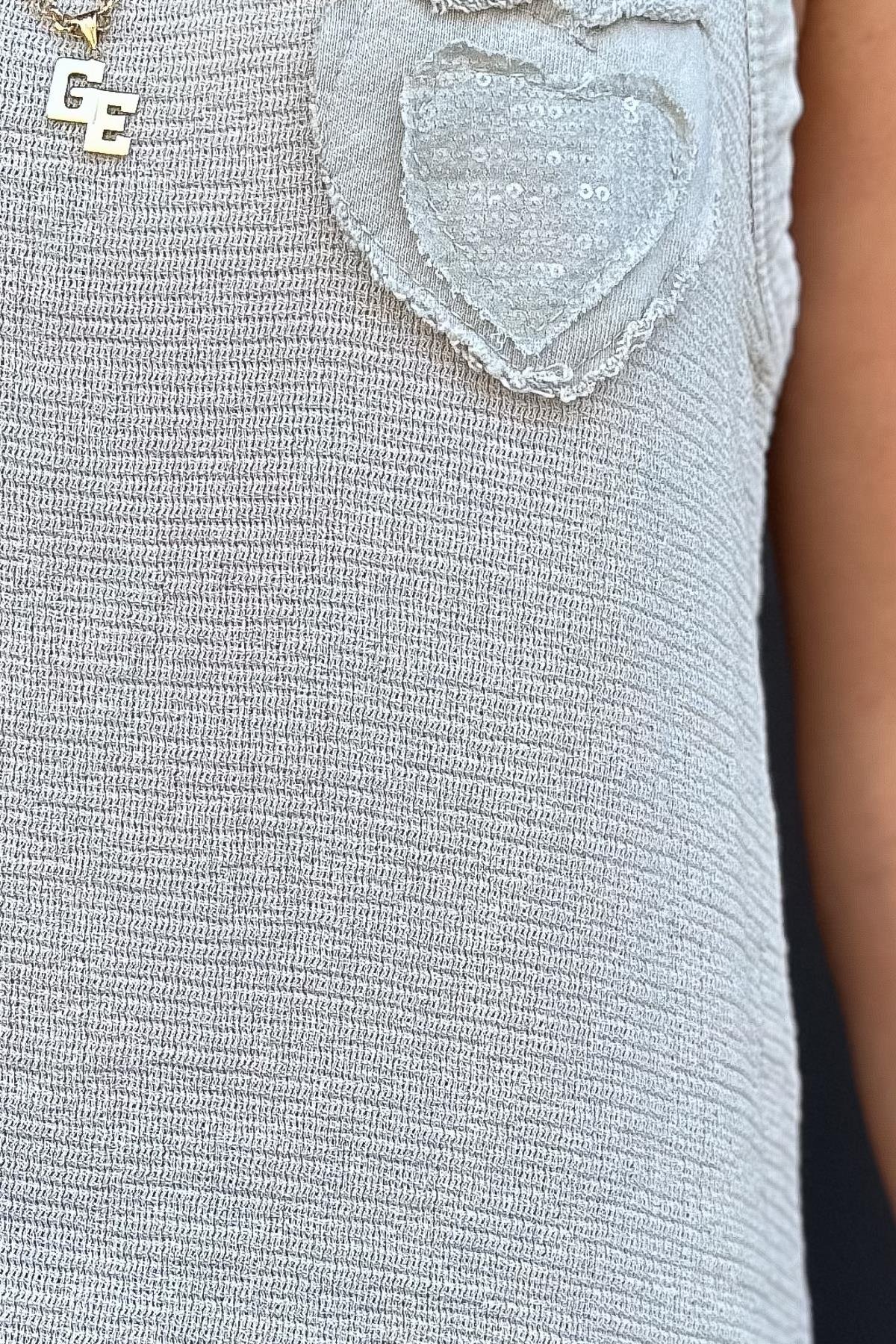 Pul Kalp Detaylı Pamuk Kumaş Kolsuz Bluz Bej RenkBLUZ