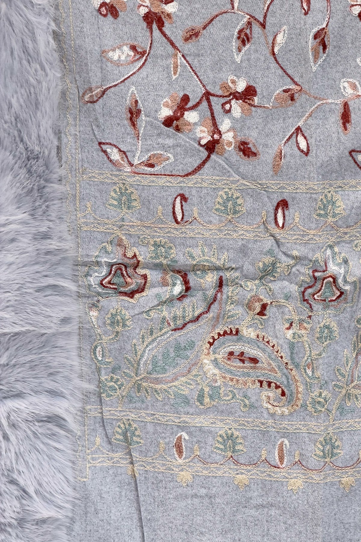 Şal Desen Nakış İşlemeli Kürklü Şal Gri RenkŞAL & FULAR