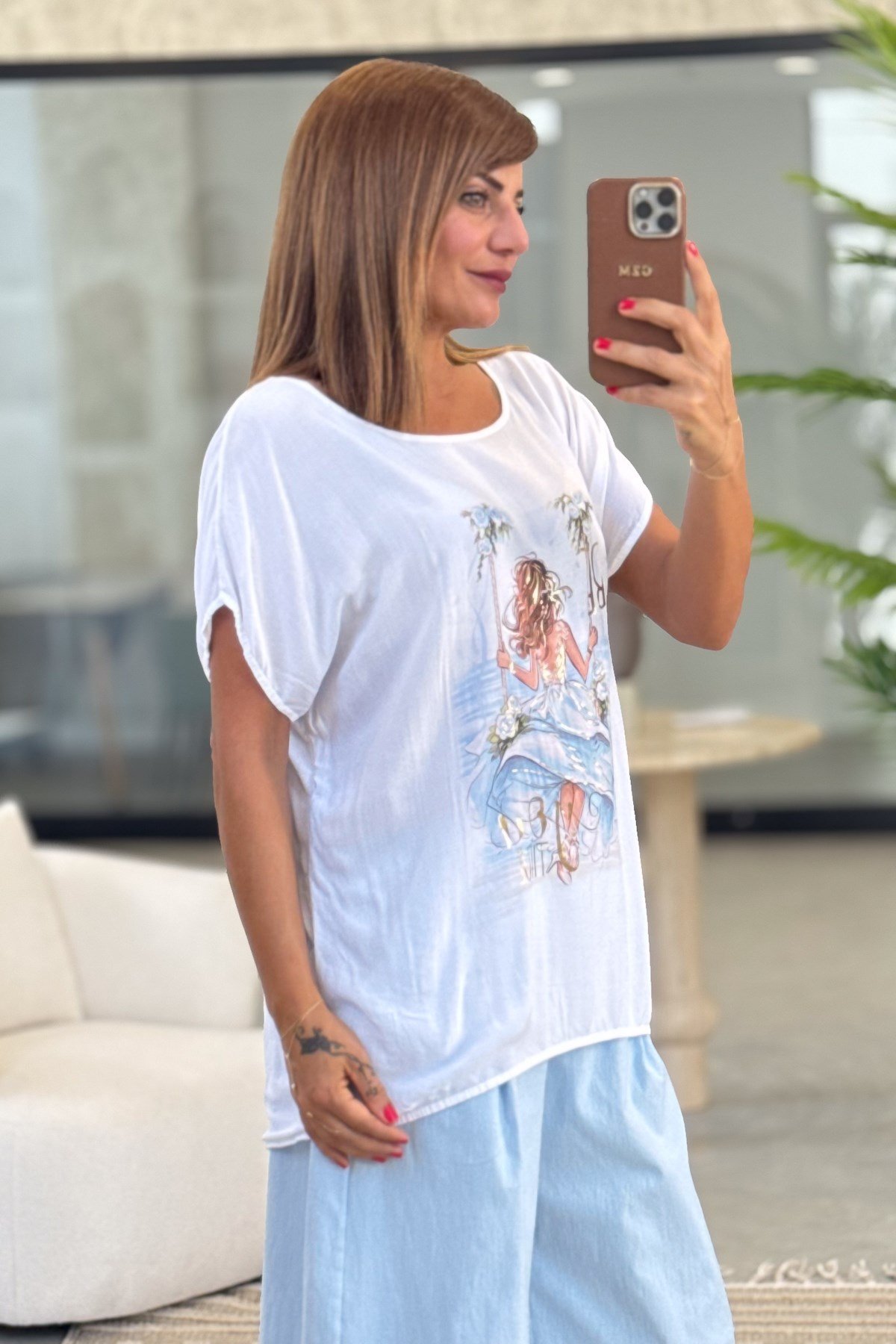 Sallanan Kız Desenli Viskon Tshirt Mavi RenkBLUZ