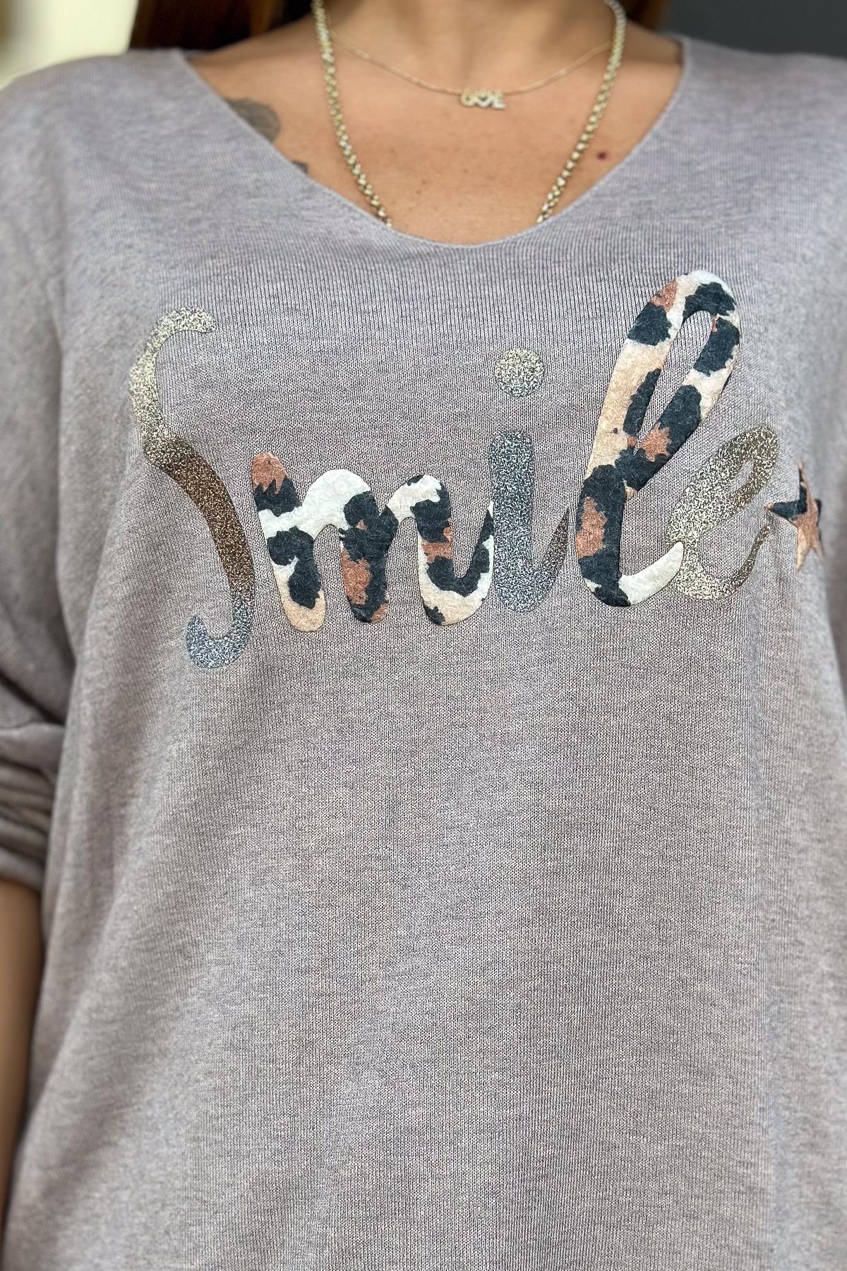 Smile Yazı Detaylı V Yaka İnce Triko Vizon RenkBLUZ