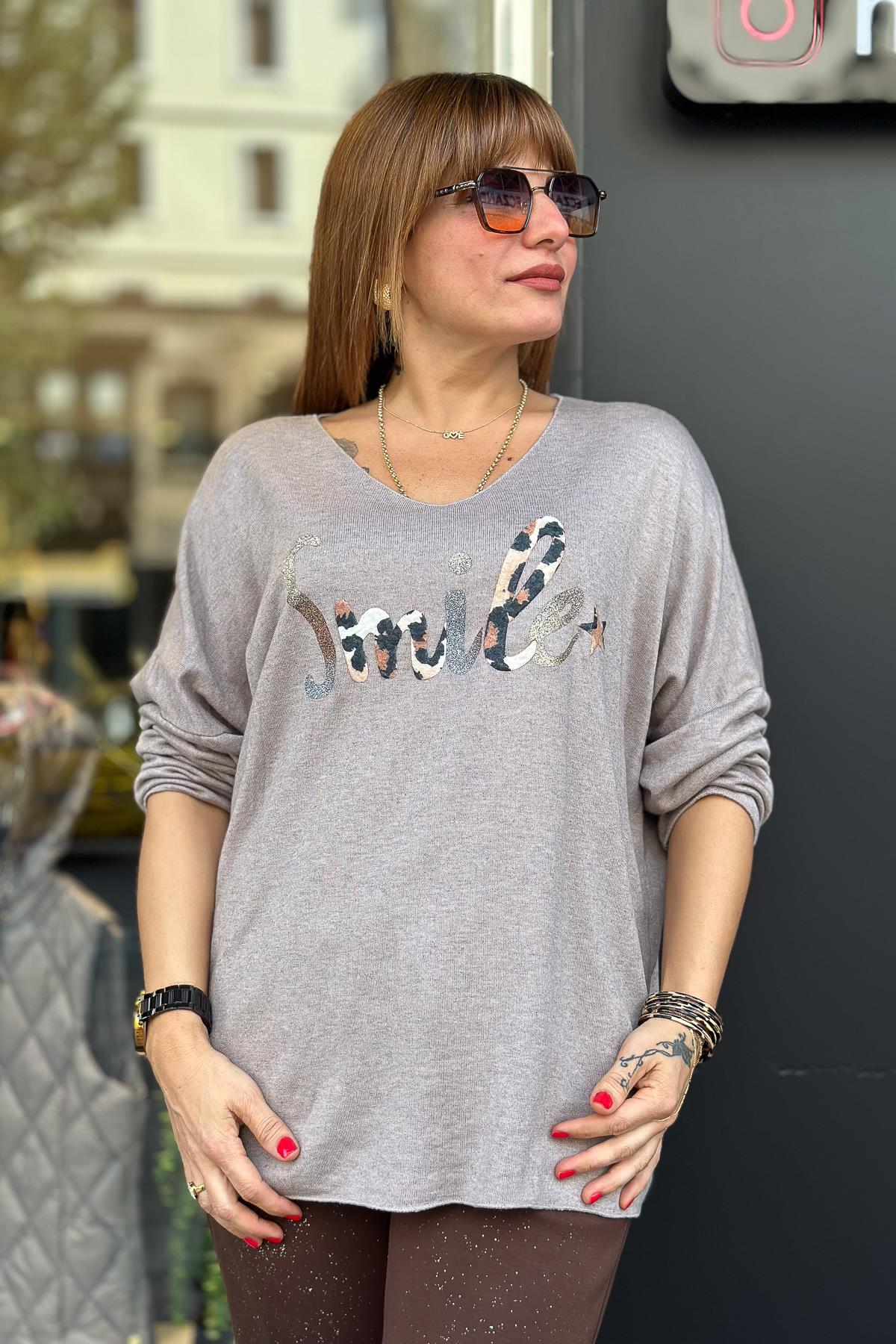Smile Yazı Detaylı V Yaka İnce Triko Vizon RenkBLUZ