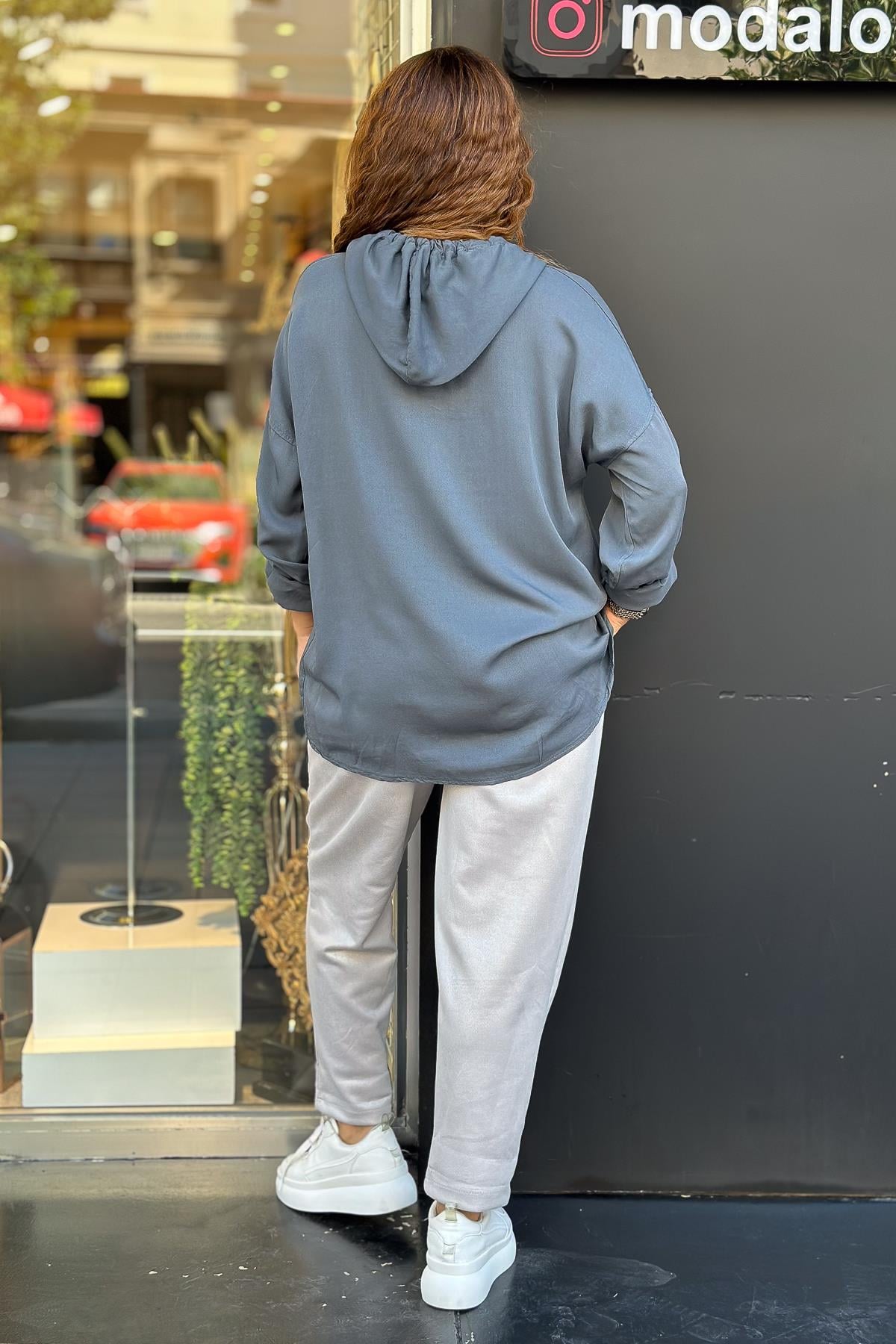 Taş Detaylı Kapüşonlu Viskon Bluz Füme RenkBLUZ