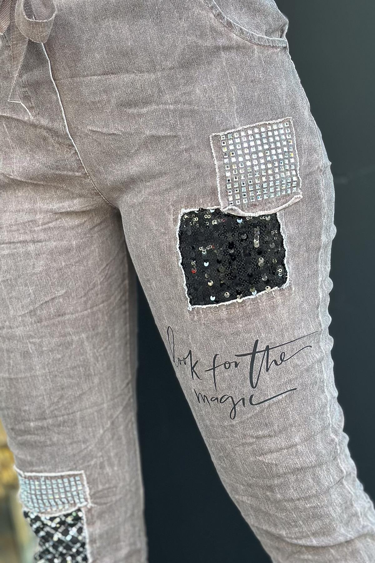 Taş Pul Ve Yazı Detaylı Likralı Pantolon Vizon RenkPANTOLON