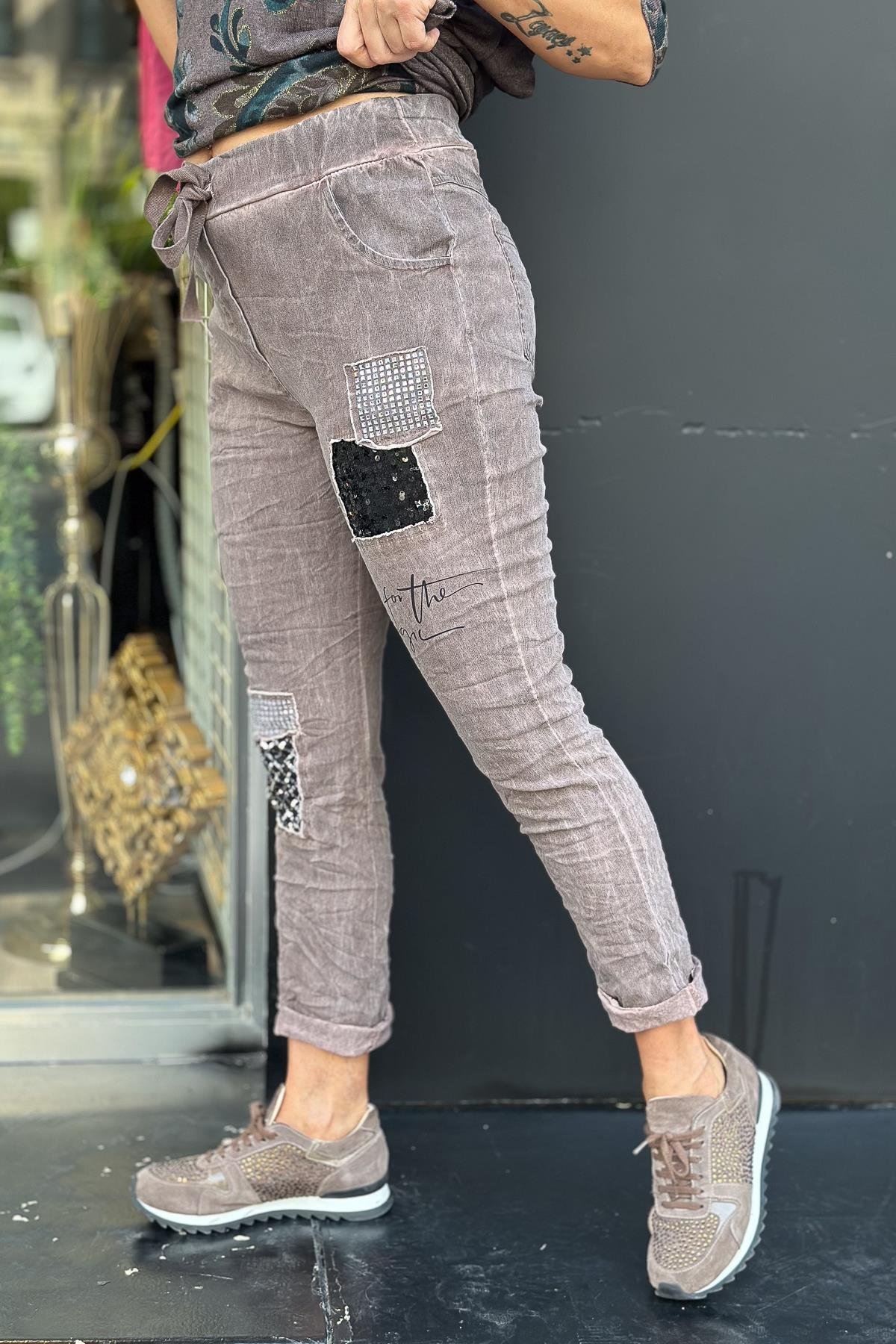 Taş Pul Ve Yazı Detaylı Likralı Pantolon Vizon RenkPANTOLON