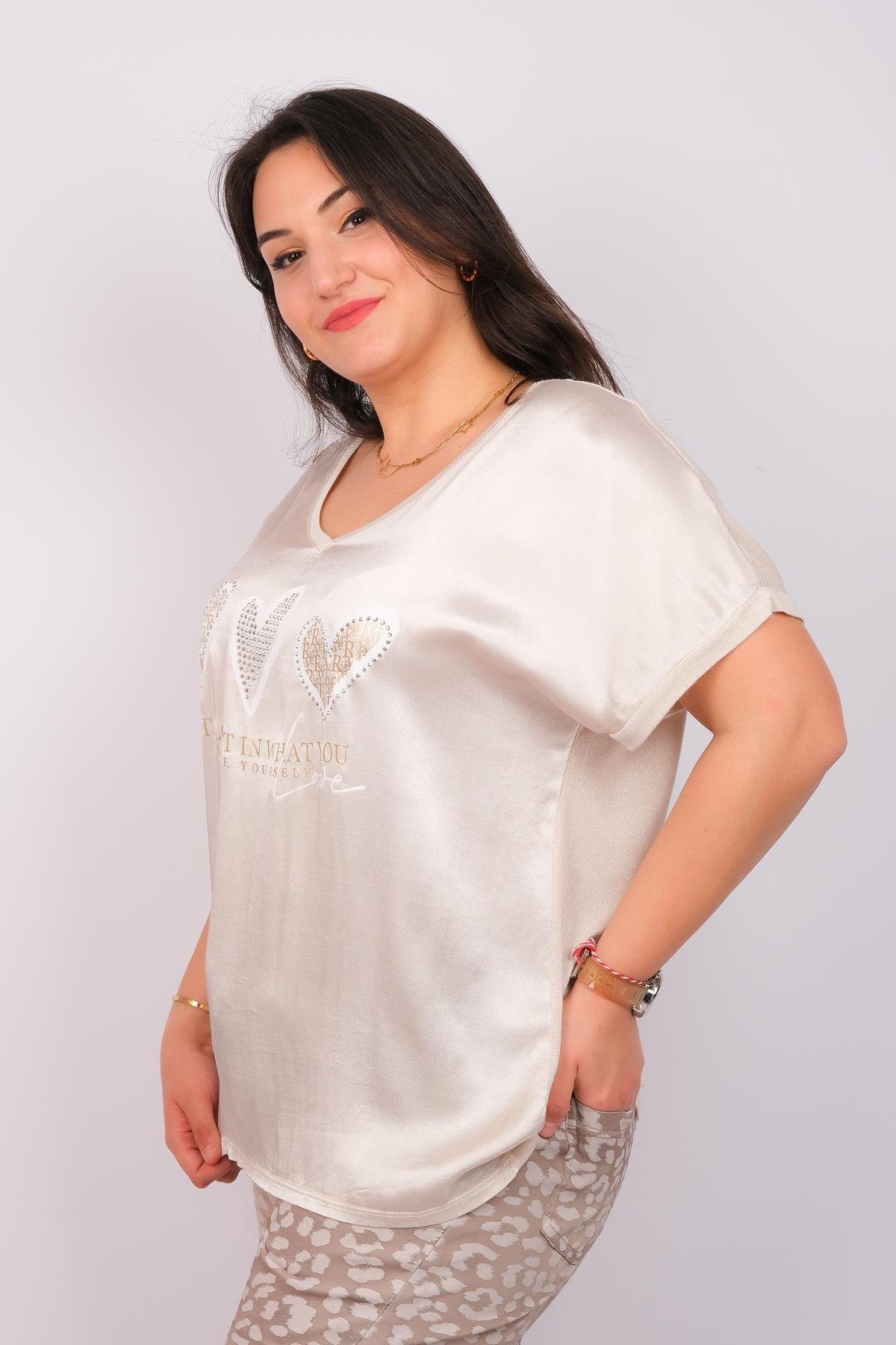 Taşlı Kalp Desenli V Yaka Önü Saten Arkası Triko Bluz Bej RenkBLUZ