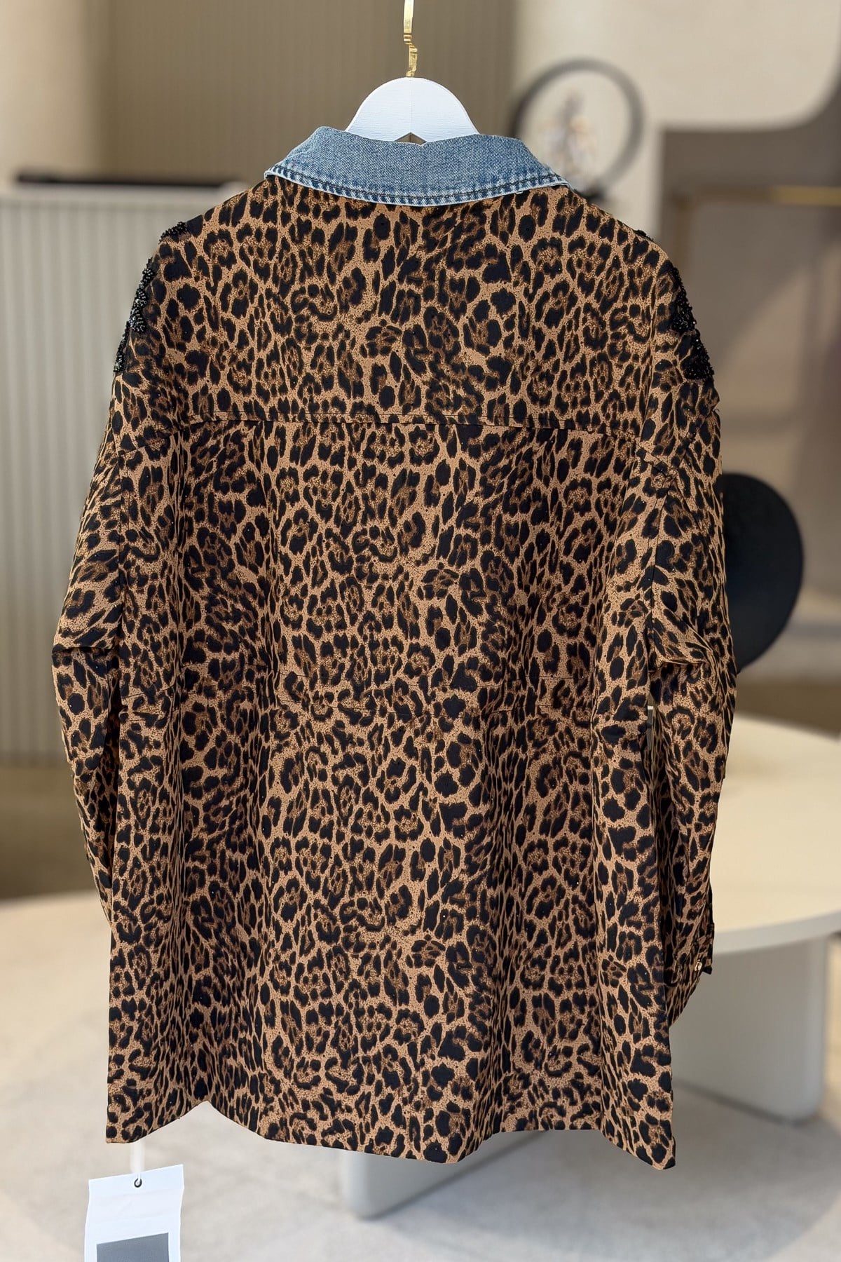 Yakası Kot Detaylı Omuzları Boncuklu Leopar Desen Trenç Camel RenkCEKET