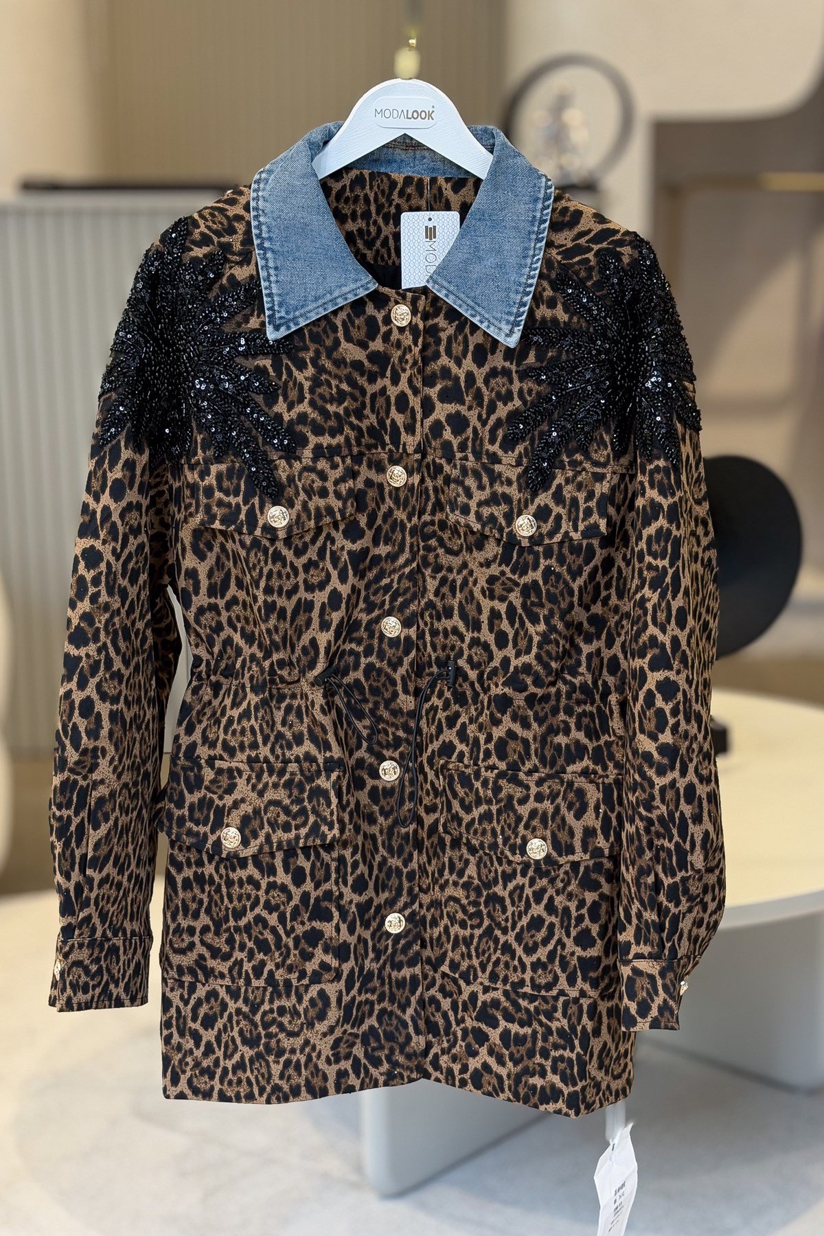Yakası Kot Detaylı Omuzları Boncuklu Leopar Desen Trenç Camel RenkCEKET