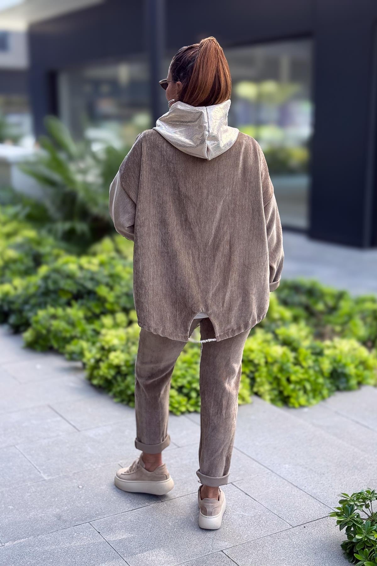 Yıldız Lak Pul İşlemeli Beli Büzgülü Kapüşonlu Kadife Ceket Camel RenkCEKET