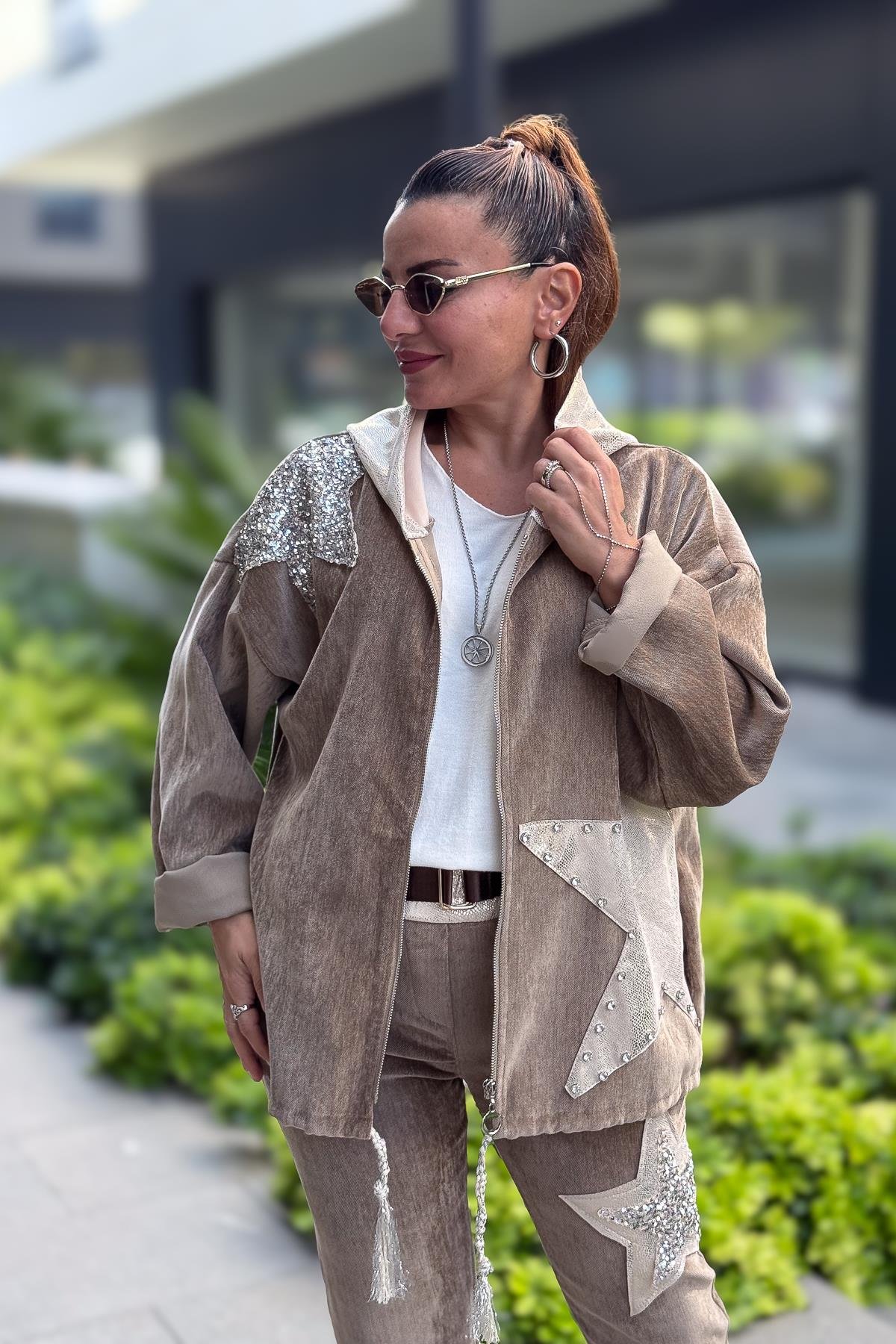 Yıldız Lak Pul İşlemeli Beli Büzgülü Kapüşonlu Kadife Ceket Camel RenkCEKET
