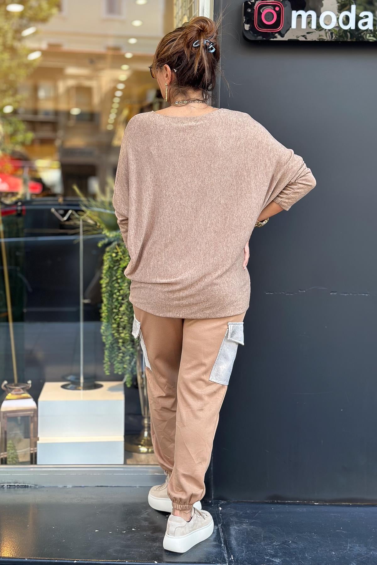 Yuvarlak Yaka Kolye Detaylı İnce Triko Camel RenkBLUZ