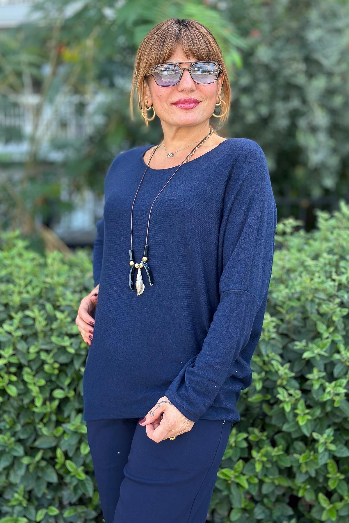 Yuvarlak Yaka Kolye Detaylı İnce Triko Lacivert RenkBLUZ