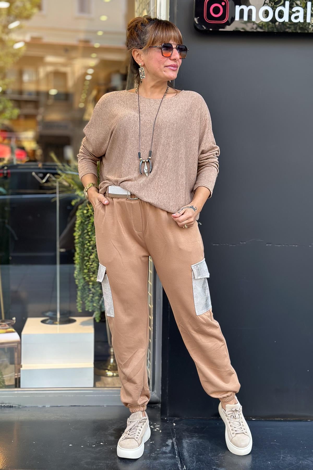 Yuvarlak Yaka Kolye Detaylı İnce Triko Camel RenkBLUZ