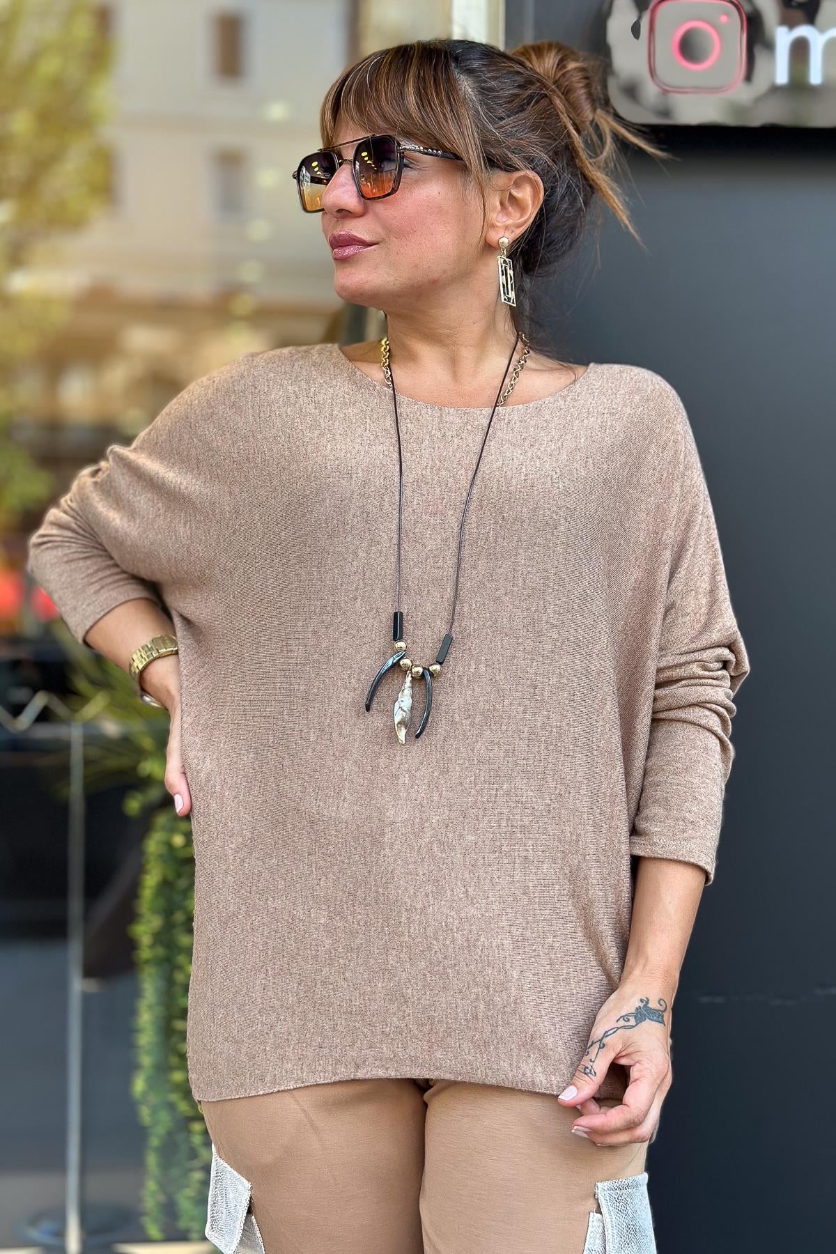 Yuvarlak Yaka Kolye Detaylı İnce Triko Camel RenkBLUZ