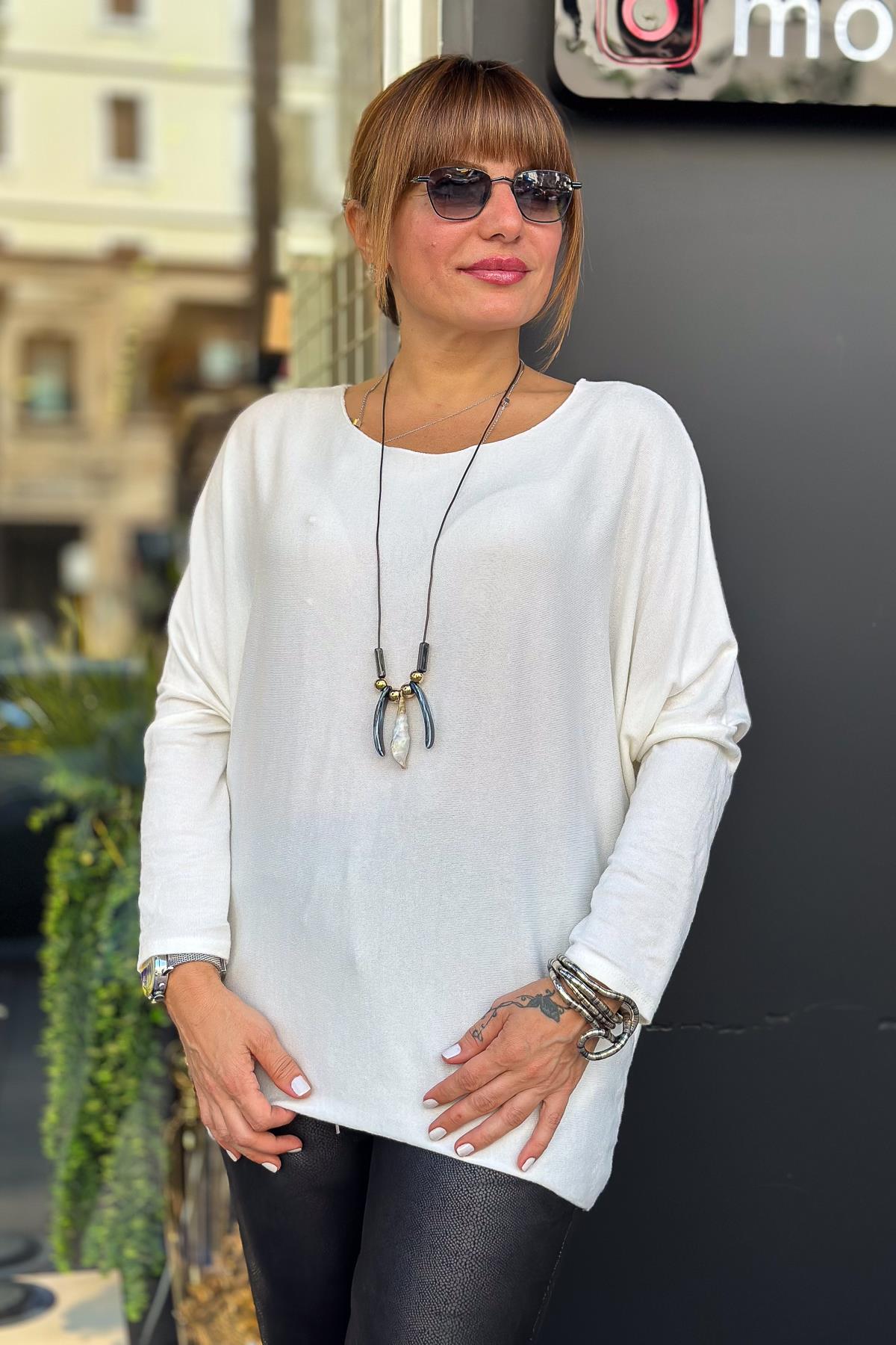 Yuvarlak Yaka Kolye Detaylı İnce Triko Beyaz RenkBLUZ